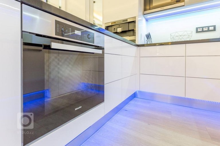 add picture to album