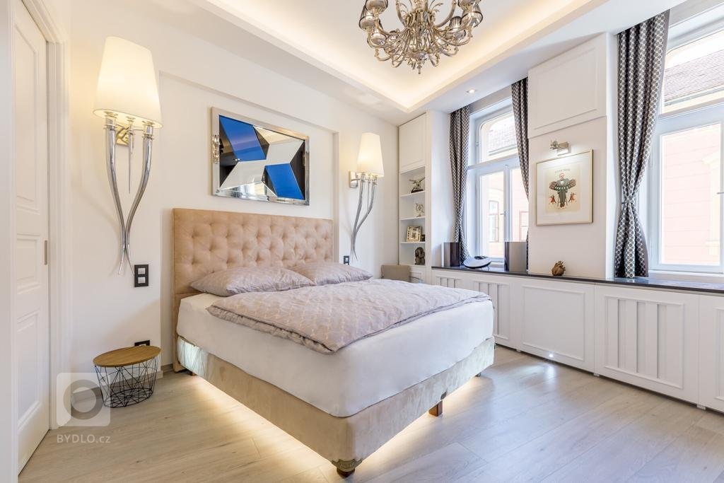 Představujeme vám na první pohled jednoduchou moderní kuchyni, která však v sobě ukrývá luxusní vybavení a prvotřídní materiály! Masivní pracovní deska je…