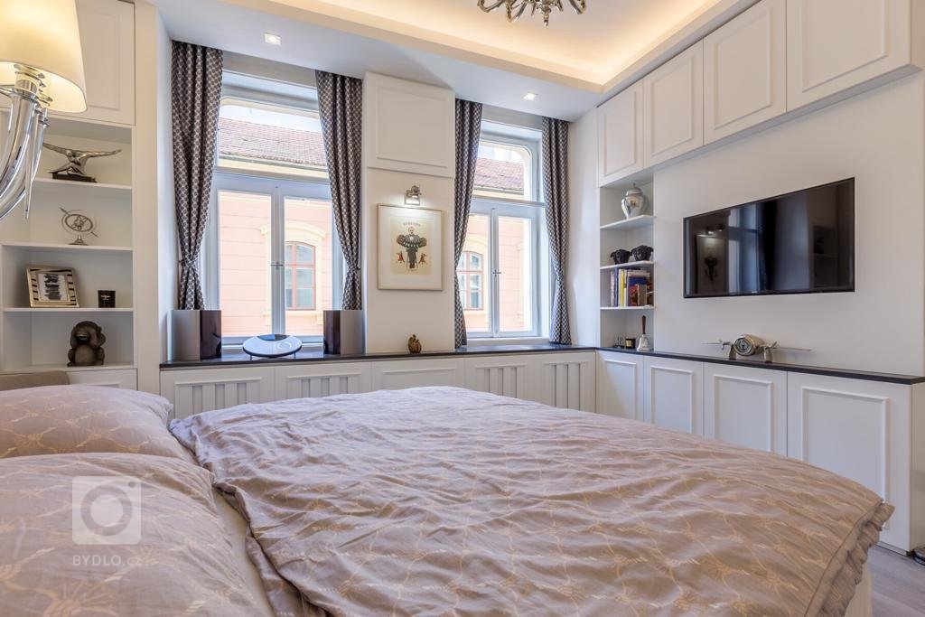 Představujeme vám na první pohled jednoduchou moderní kuchyni, která však v sobě ukrývá luxusní vybavení a prvotřídní materiály! Masivní pracovní deska je…