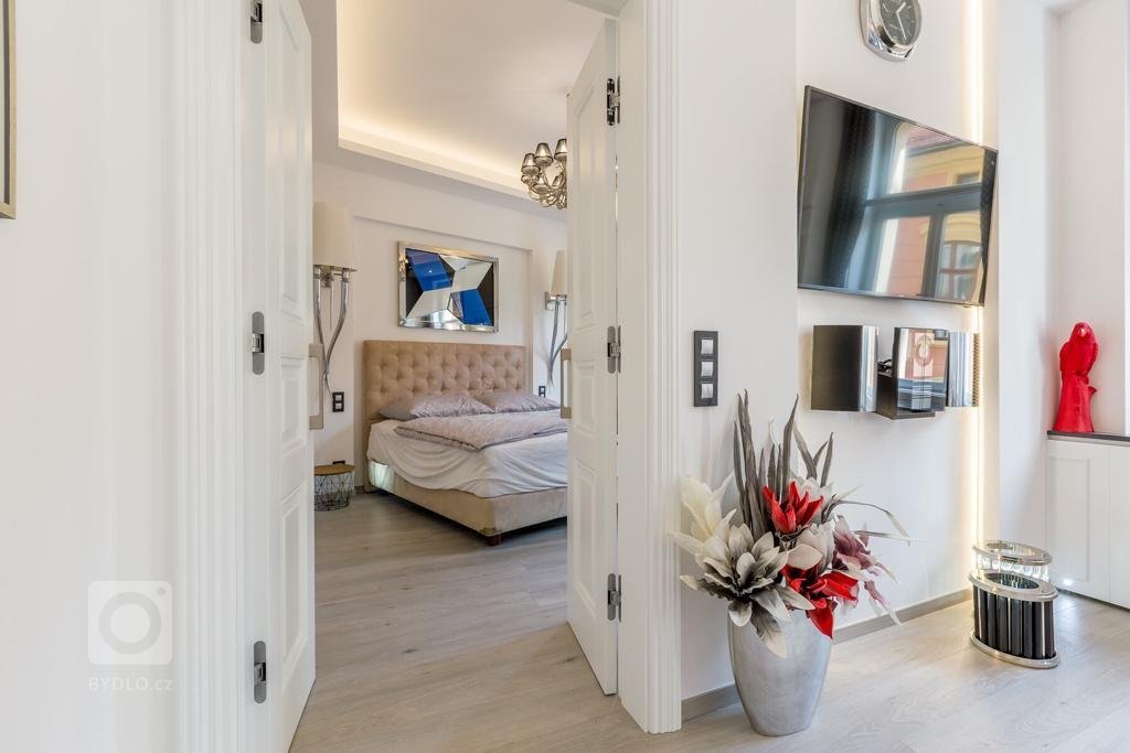 Představujeme vám na první pohled jednoduchou moderní kuchyni, která však v sobě ukrývá luxusní vybavení a prvotřídní materiály! Masivní pracovní deska je…