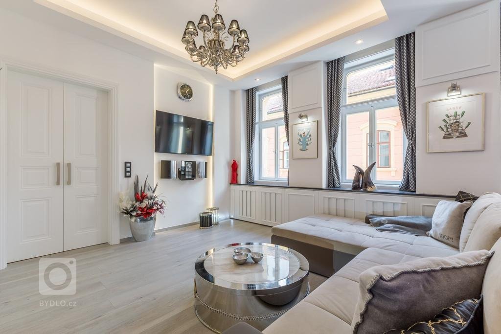 Představujeme vám na první pohled jednoduchou moderní kuchyni, která však v sobě ukrývá luxusní vybavení a prvotřídní materiály! Masivní pracovní deska je…