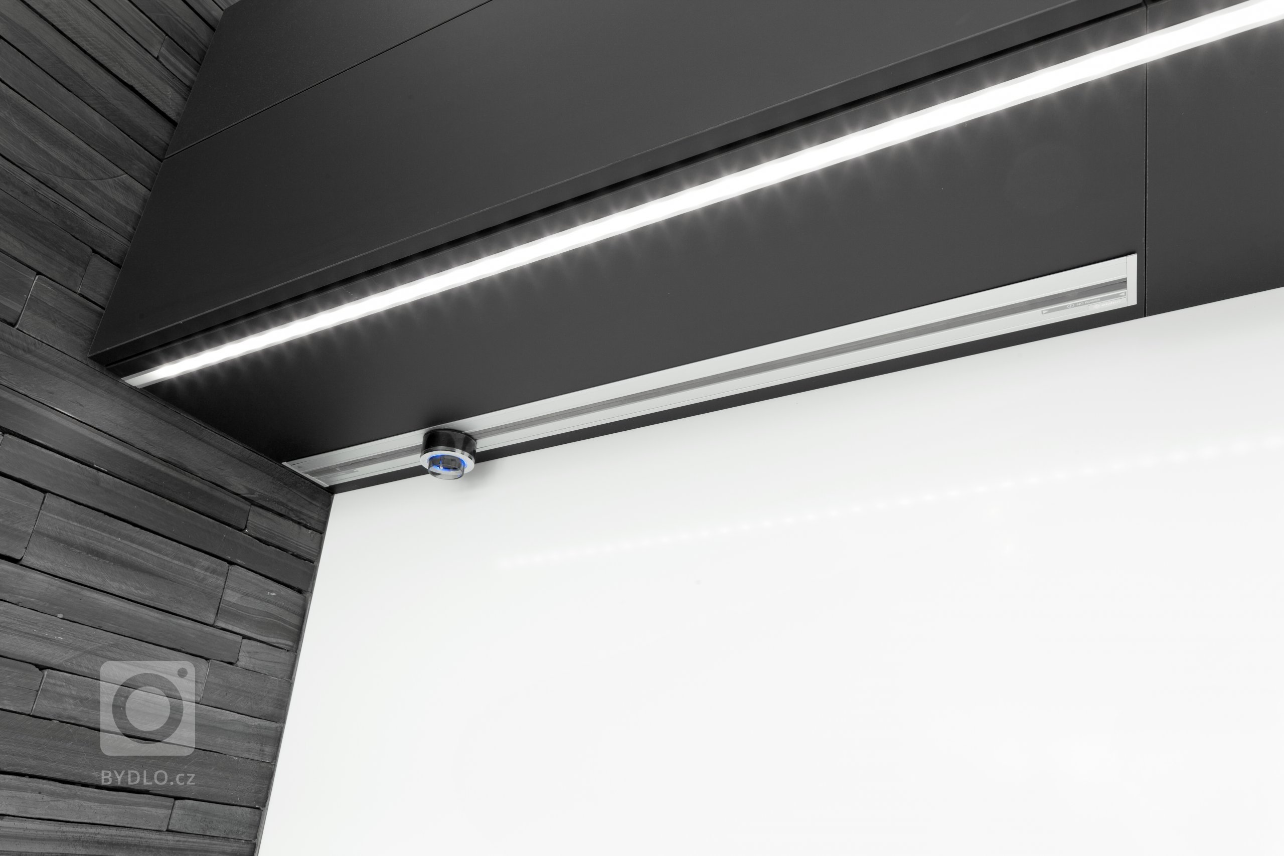 Připravte se na prudkou eleganci, protože toto je kuchyně jako stvořená pro Jamese Bonda! Ostrý kontrast černé a bílé, úložné prostory integrované přímo do…