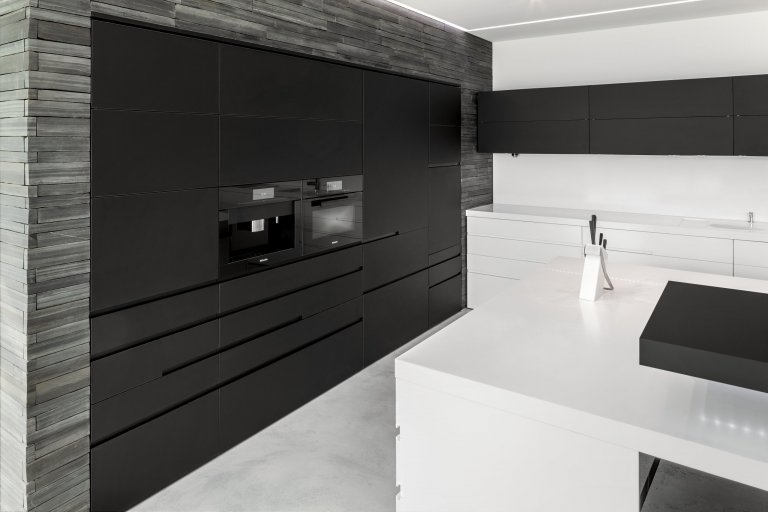 Připravte se na prudkou eleganci, protože toto je kuchyně jako stvořená pro Jamese Bonda! Ostrý kontrast černé a bílé, úložné prostory integrované přímo do…