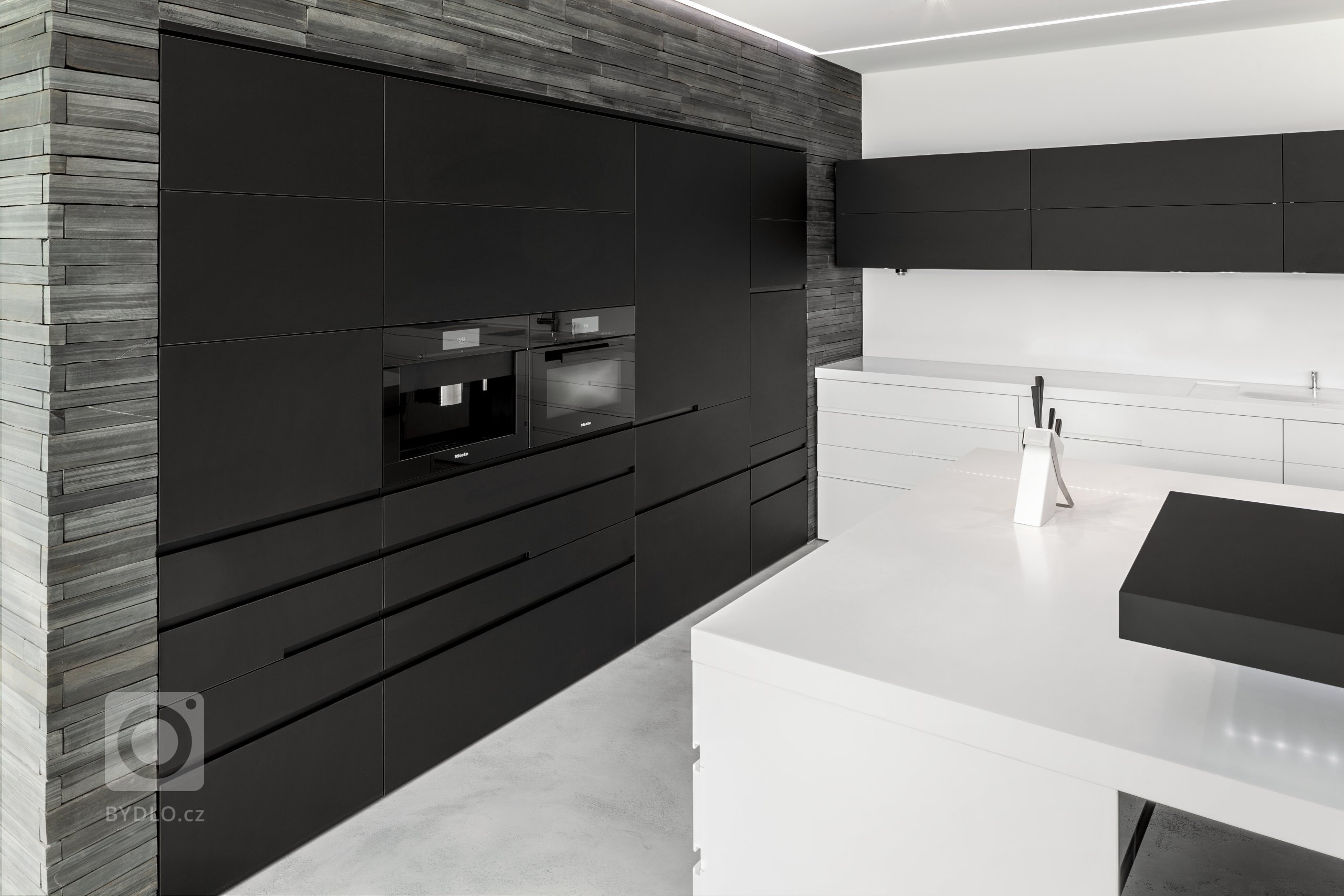 Připravte se na prudkou eleganci, protože toto je kuchyně jako stvořená pro Jamese Bonda! Ostrý kontrast černé a bílé, úložné prostory integrované přímo do…