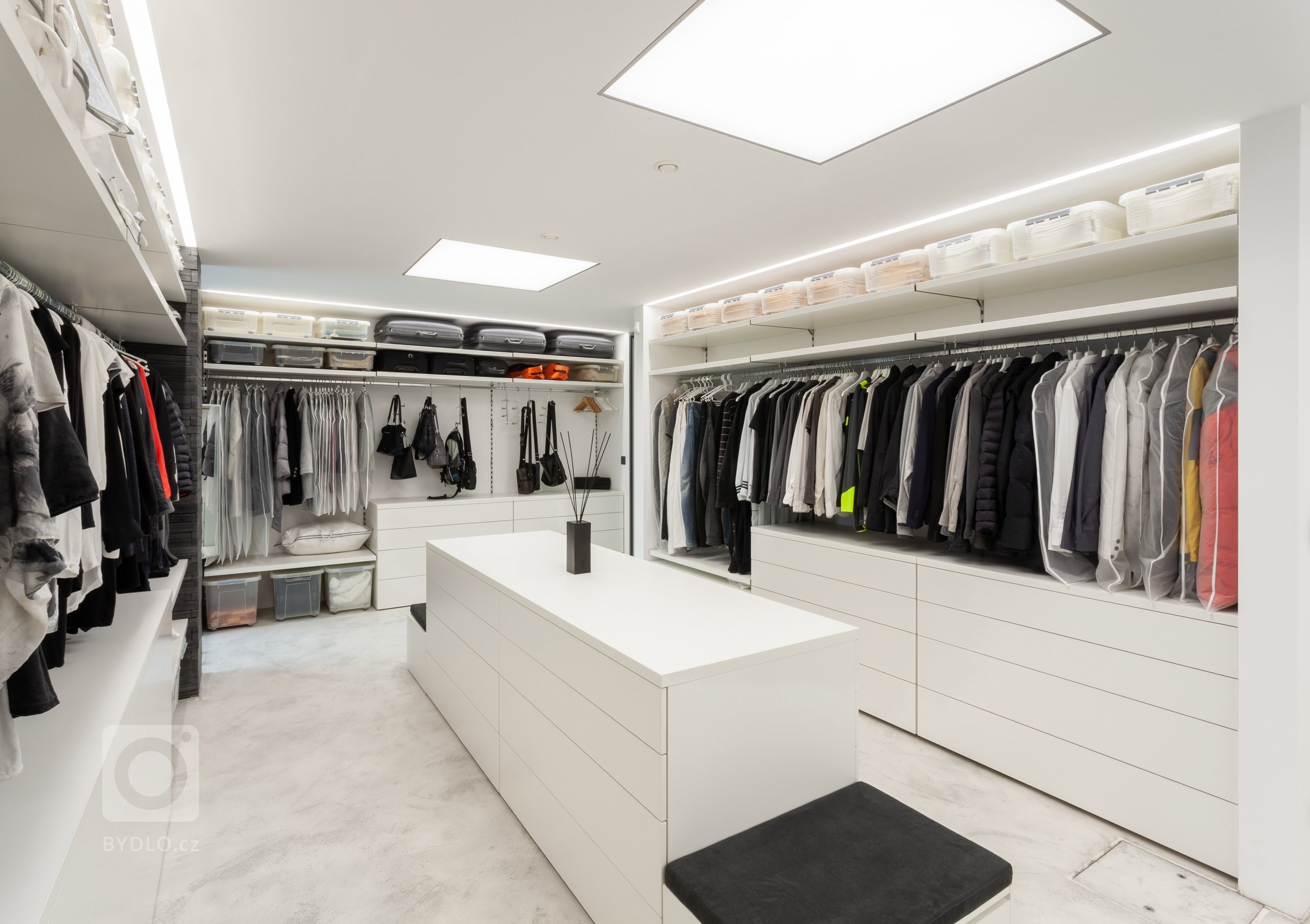 Připravte se na prudkou eleganci, protože toto je kuchyně jako stvořená pro Jamese Bonda! Ostrý kontrast černé a bílé, úložné prostory integrované přímo do…