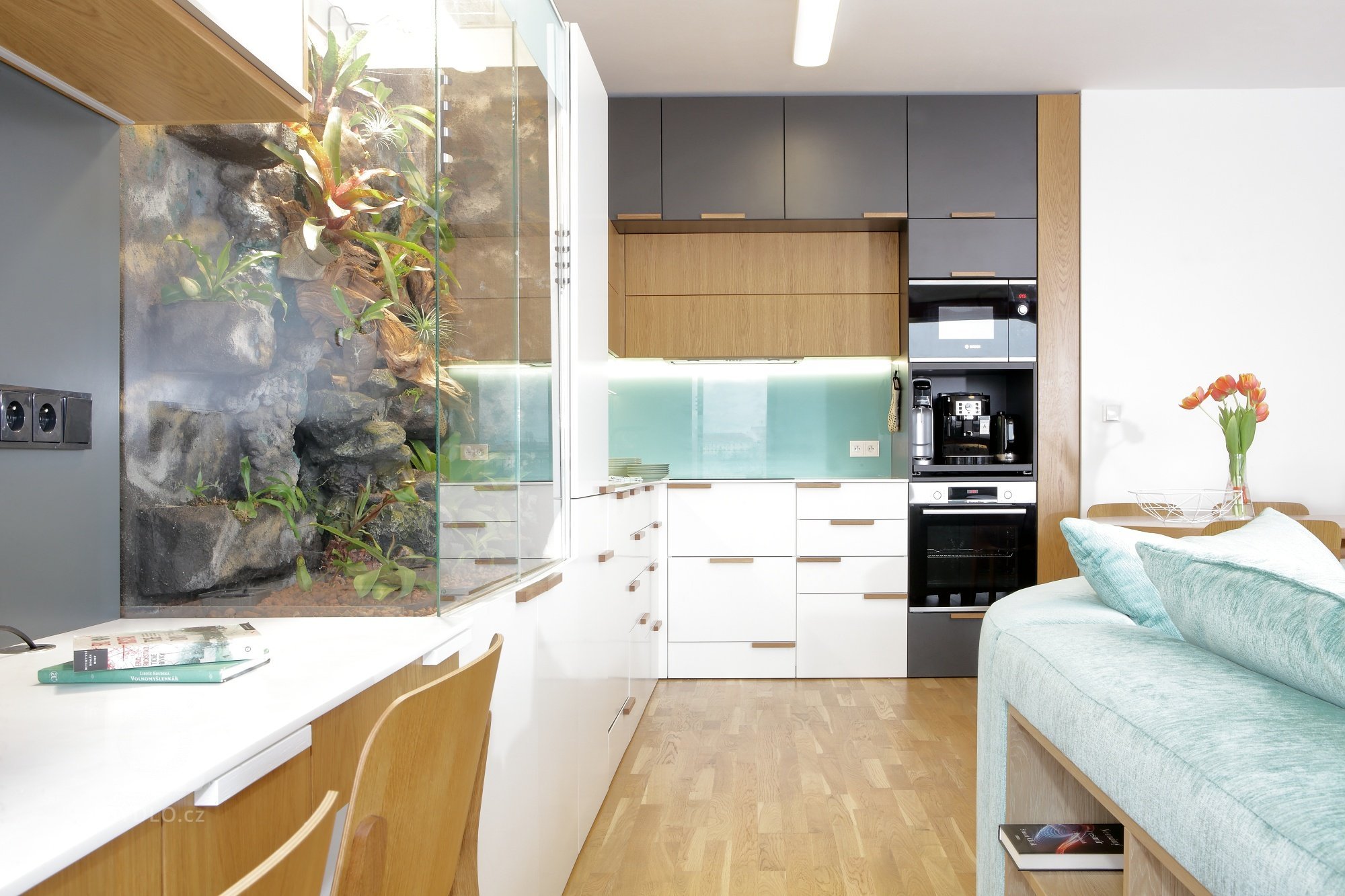 Tam, kde není moc místa, se obvykle najde spousta nápadů a tento kuchyňský koutek je toho skvělým příkladem! Pracovní linka z umělého kamene Staron kopíruje…