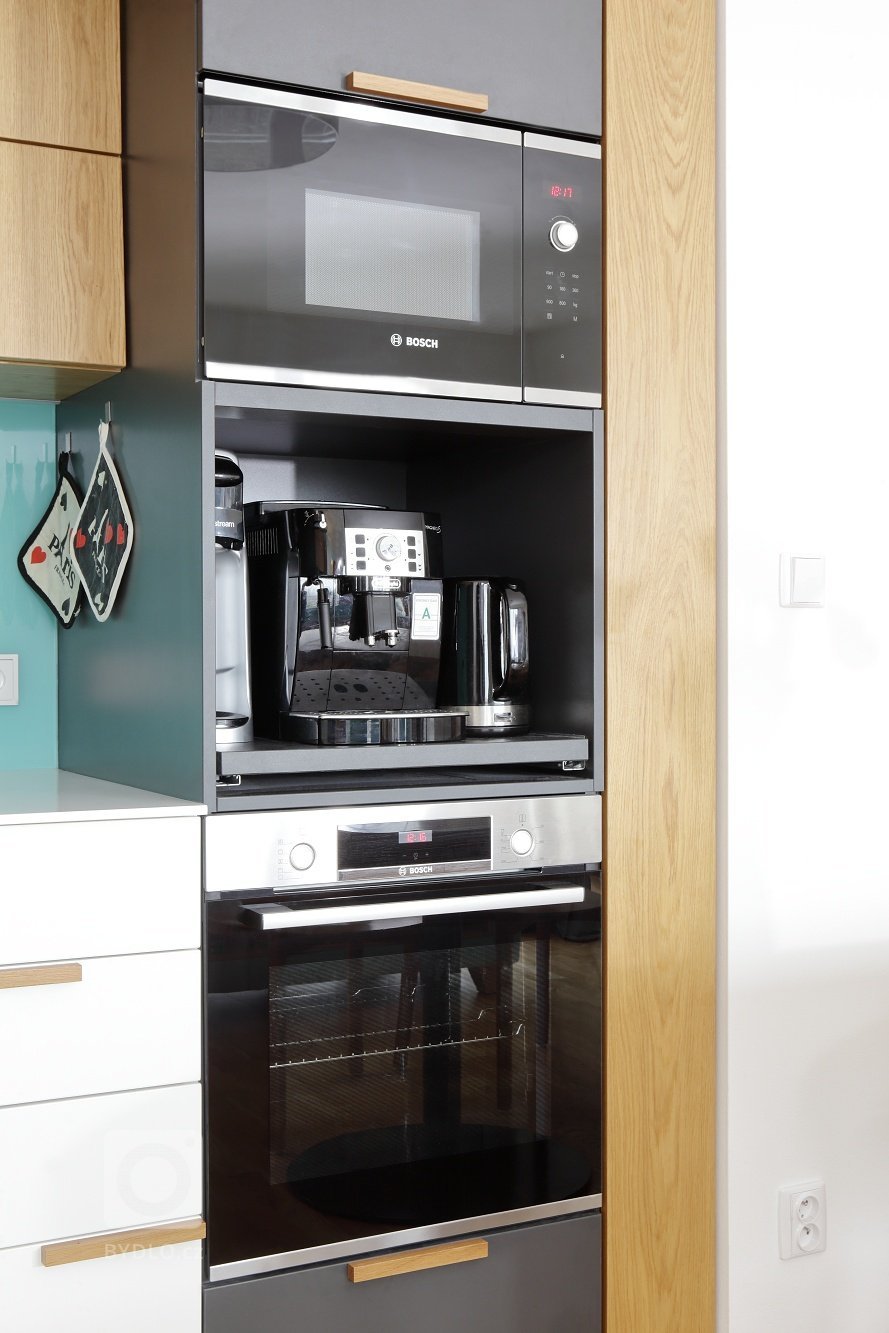 Tam, kde není moc místa, se obvykle najde spousta nápadů a tento kuchyňský koutek je toho skvělým příkladem! Pracovní linka z umělého kamene Staron kopíruje…