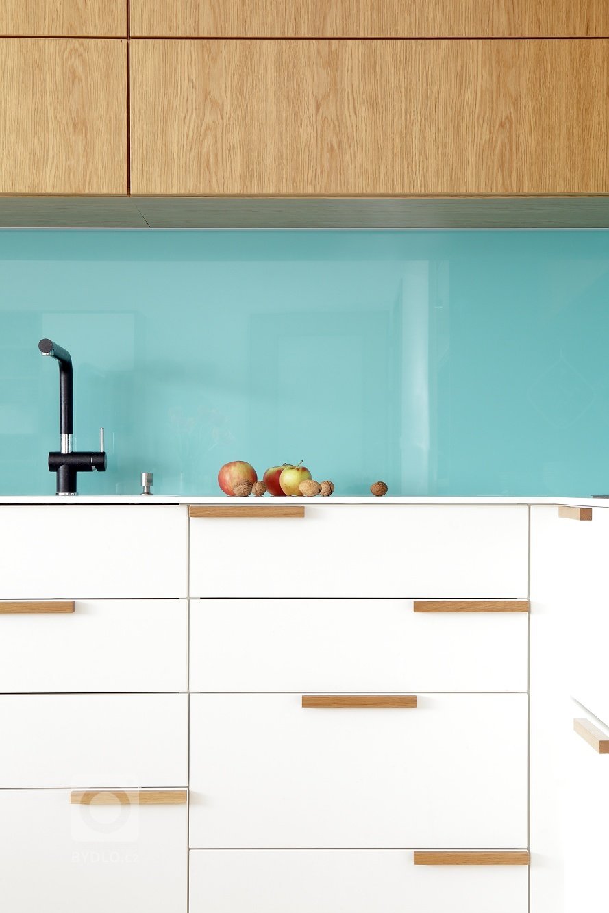 Tam, kde není moc místa, se obvykle najde spousta nápadů a tento kuchyňský koutek je toho skvělým příkladem! Pracovní linka z umělého kamene Staron kopíruje…