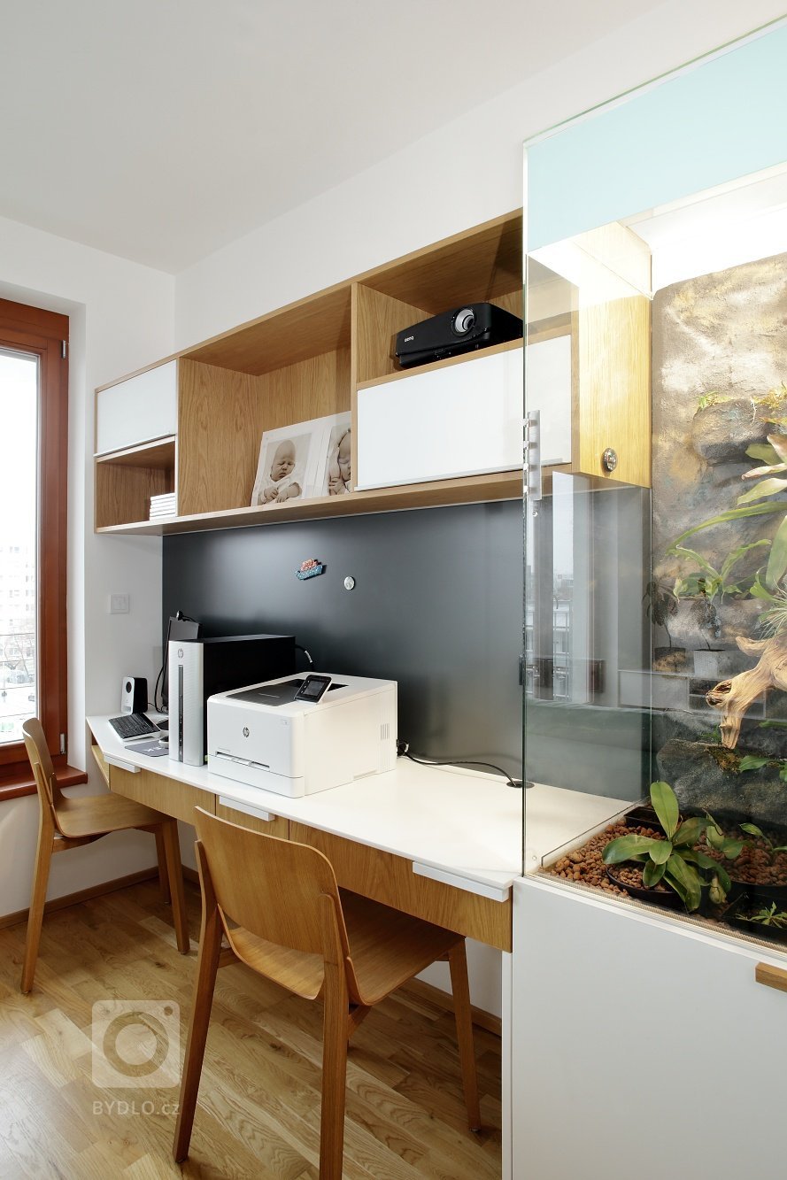 Tam, kde není moc místa, se obvykle najde spousta nápadů a tento kuchyňský koutek je toho skvělým příkladem! Pracovní linka z umělého kamene Staron kopíruje…