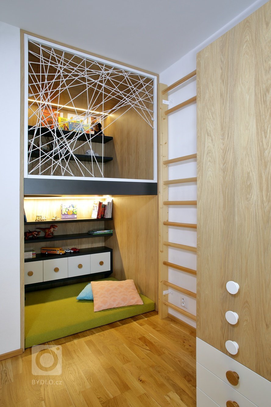 Tam, kde není moc místa, se obvykle najde spousta nápadů a tento kuchyňský koutek je toho skvělým příkladem! Pracovní linka z umělého kamene Staron kopíruje…