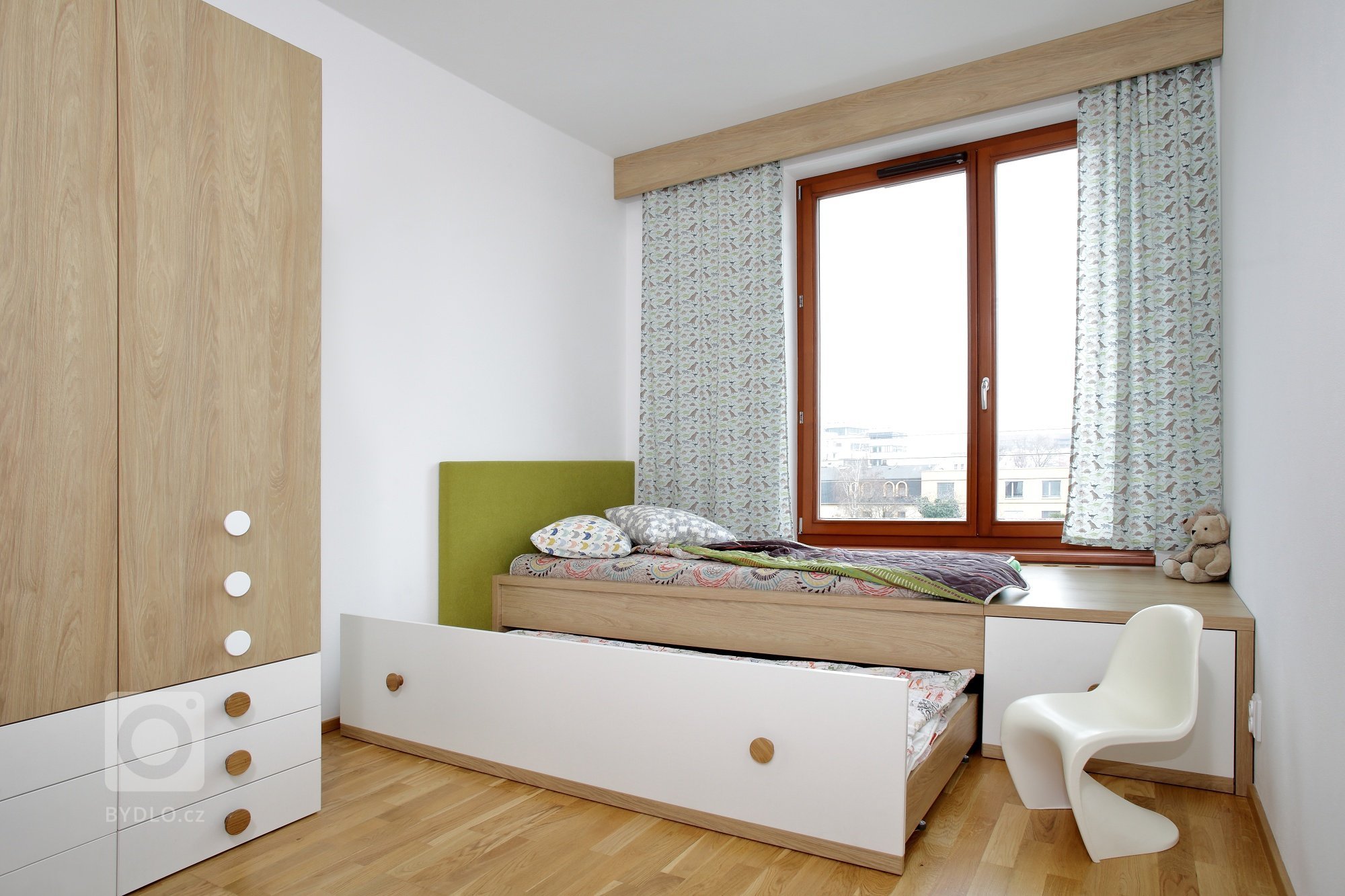 Tam, kde není moc místa, se obvykle najde spousta nápadů a tento kuchyňský koutek je toho skvělým příkladem! Pracovní linka z umělého kamene Staron kopíruje…