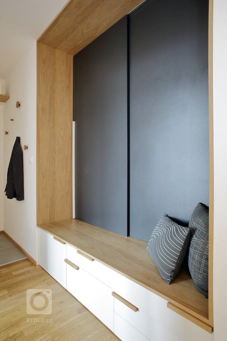 Tam, kde není moc místa, se obvykle najde spousta nápadů a tento kuchyňský koutek je toho skvělým příkladem! Pracovní linka z umělého kamene Staron kopíruje…