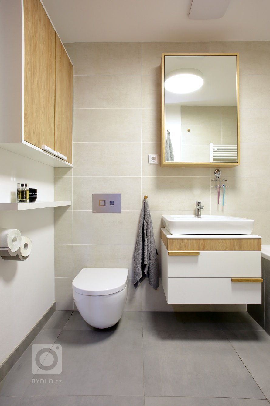 Tam, kde není moc místa, se obvykle najde spousta nápadů a tento kuchyňský koutek je toho skvělým příkladem! Pracovní linka z umělého kamene Staron kopíruje…