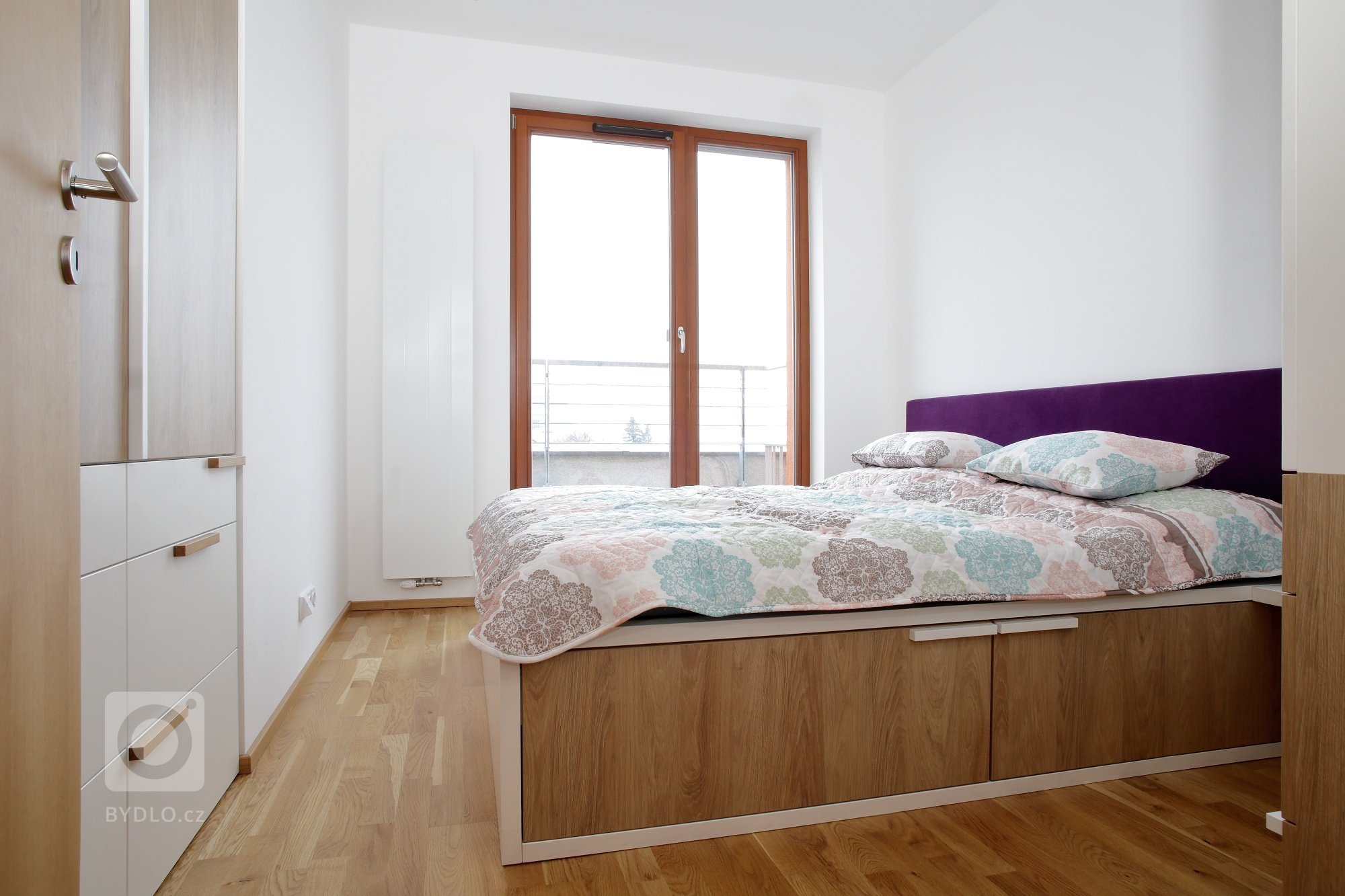 Tam, kde není moc místa, se obvykle najde spousta nápadů a tento kuchyňský koutek je toho skvělým příkladem! Pracovní linka z umělého kamene Staron kopíruje…