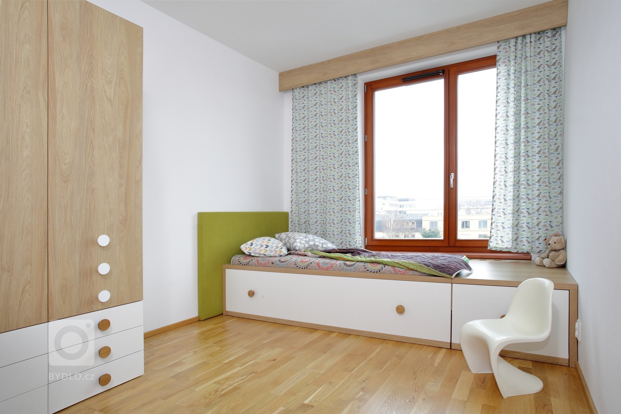 Tam, kde není moc místa, se obvykle najde spousta nápadů a tento kuchyňský koutek je toho skvělým příkladem! Pracovní linka z umělého kamene Staron kopíruje…