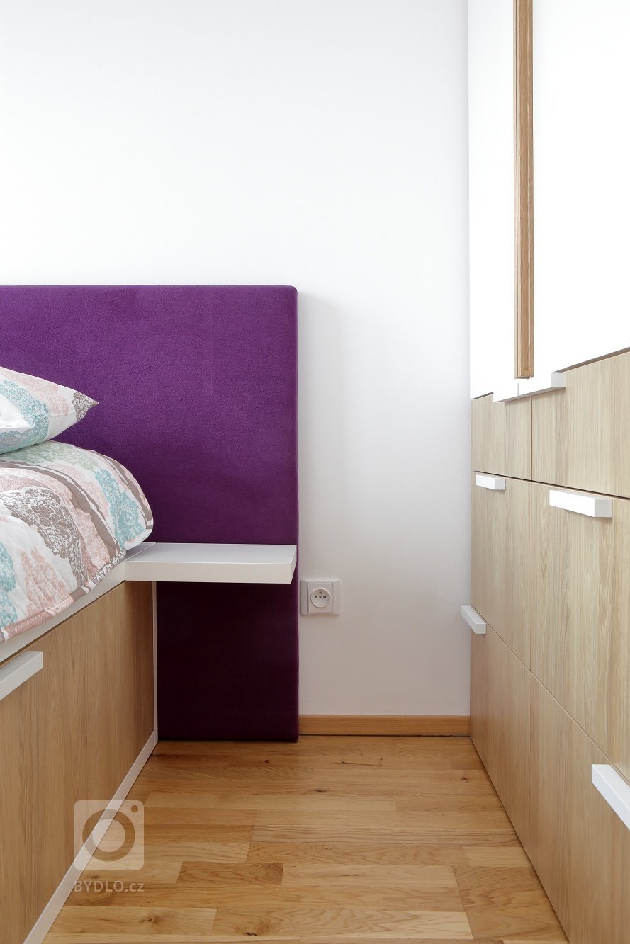 Tam, kde není moc místa, se obvykle najde spousta nápadů a tento kuchyňský koutek je toho skvělým příkladem! Pracovní linka z umělého kamene Staron kopíruje…