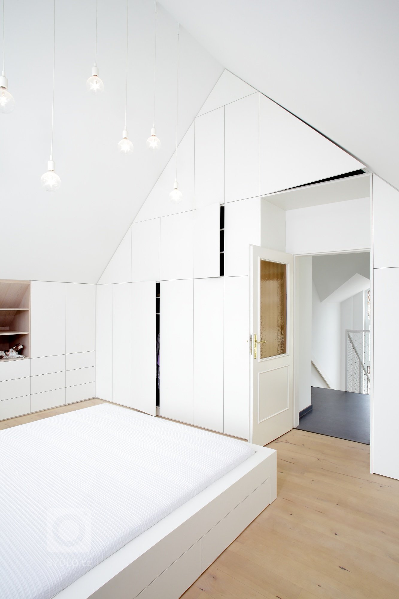 V této podkrovní ložnici bylo třeba vše přizpůsobit tvaru zkosených stěn, aby se mohl celý prostor co nejefektivněji využít. Šikmé tvary se tak staly hlavním…