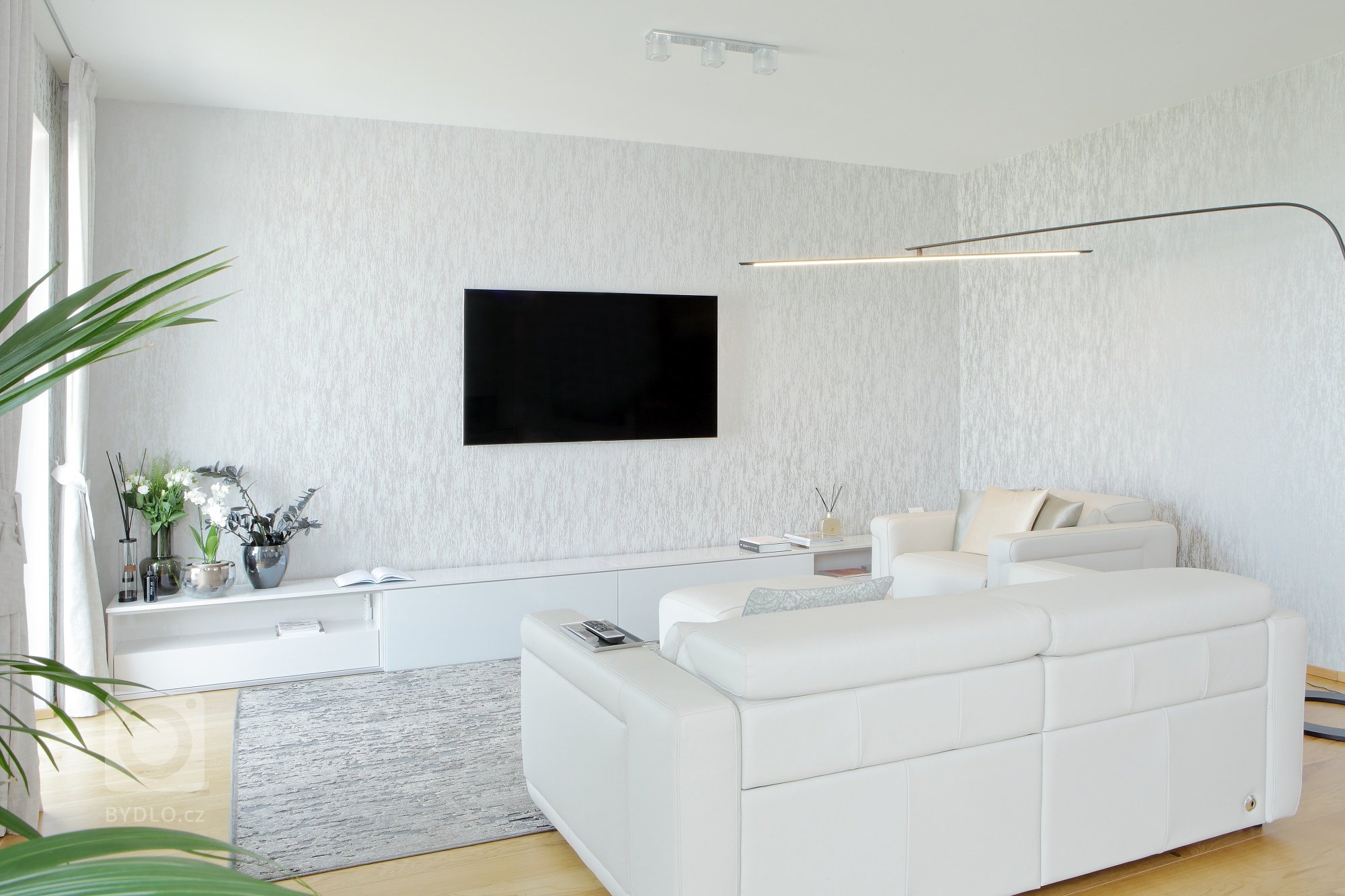 Lesk, sklo a bílá barva &ndash; zaručený recept pro vzdušnou a elegantní kuchyni.&nbsp;Jak vidíte, s žádnou jinou barvou se tady prakticky nepracovalo (matná…