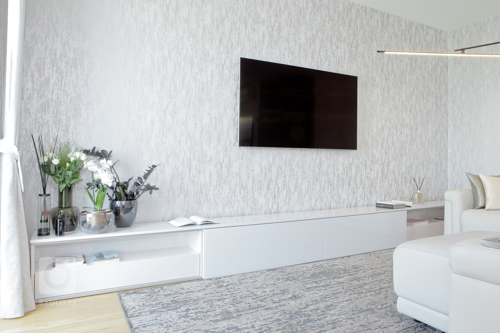 Lesk, sklo a bílá barva &ndash; zaručený recept pro vzdušnou a elegantní kuchyni.&nbsp;Jak vidíte, s žádnou jinou barvou se tady prakticky nepracovalo (matná…