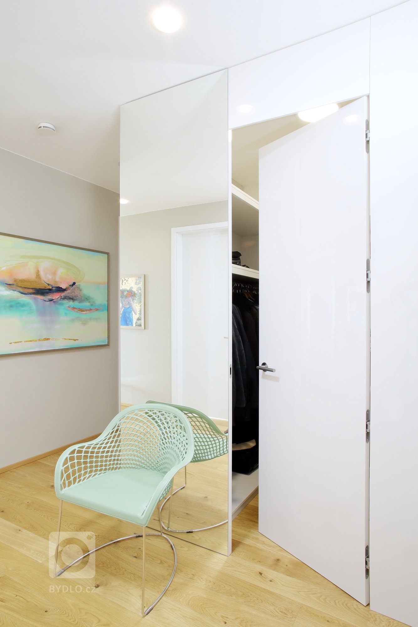 Lesk, sklo a bílá barva &ndash; zaručený recept pro vzdušnou a elegantní kuchyni.&nbsp;Jak vidíte, s žádnou jinou barvou se tady prakticky nepracovalo (matná…