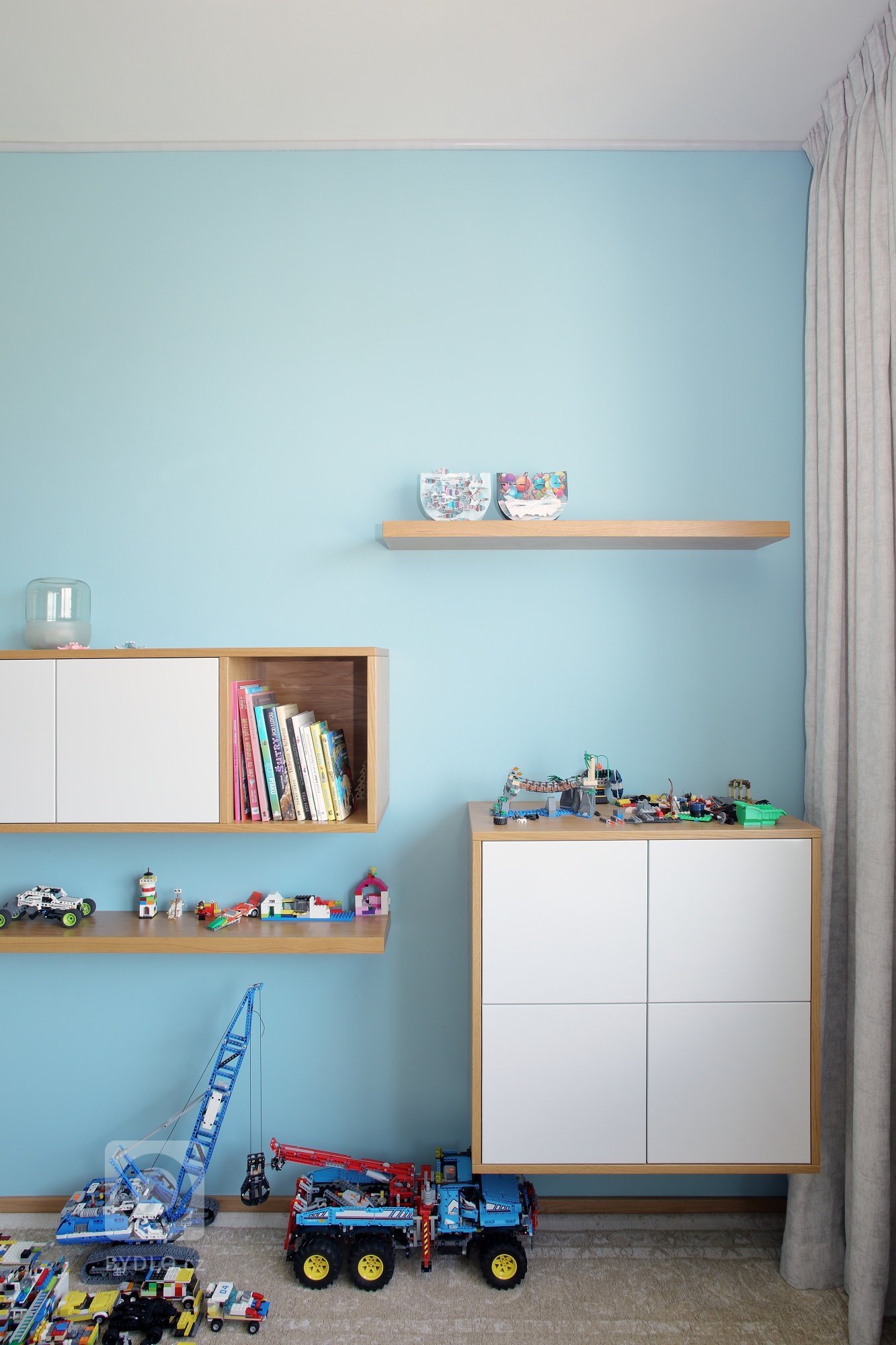 Lesk, sklo a bílá barva &ndash; zaručený recept pro vzdušnou a elegantní kuchyni.&nbsp;Jak vidíte, s žádnou jinou barvou se tady prakticky nepracovalo (matná…