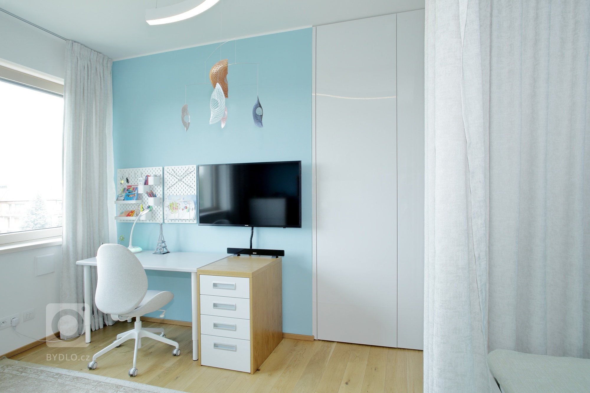 Lesk, sklo a bílá barva &ndash; zaručený recept pro vzdušnou a elegantní kuchyni.&nbsp;Jak vidíte, s žádnou jinou barvou se tady prakticky nepracovalo (matná…