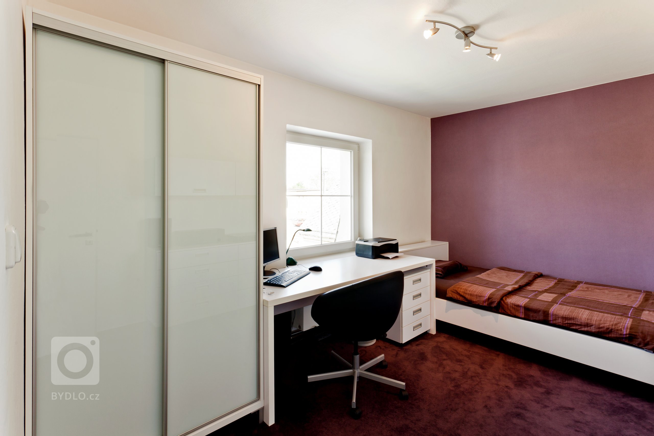 Představujeme vám nadčasový interiér v kompletně bílém provedení, od stropu po podlahu. Prostor kuchyně je obrovský, takže se sem vešel i dlouhý jídelní stůl.…