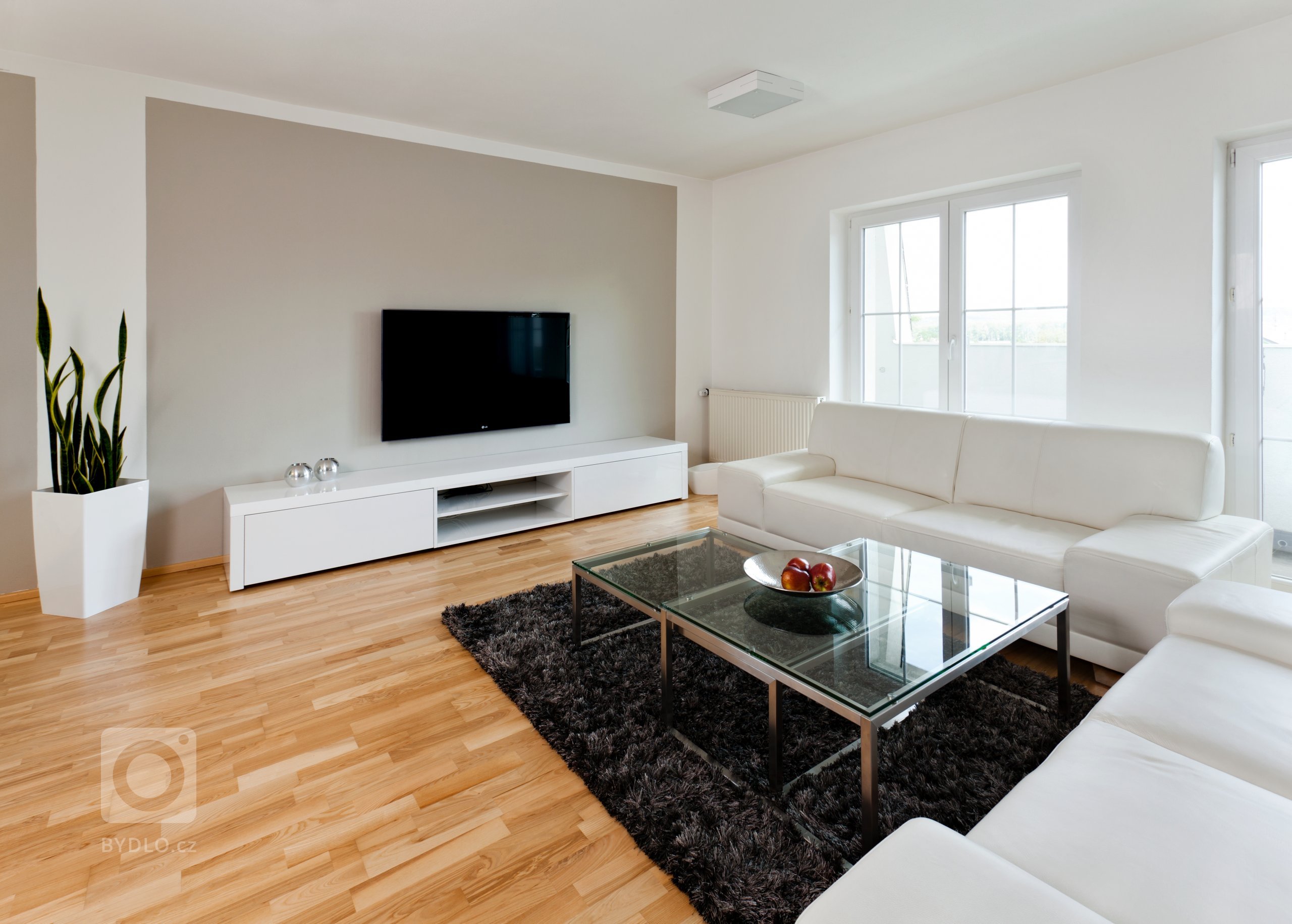 Představujeme vám nadčasový interiér v kompletně bílém provedení, od stropu po podlahu. Prostor kuchyně je obrovský, takže se sem vešel i dlouhý jídelní stůl.…