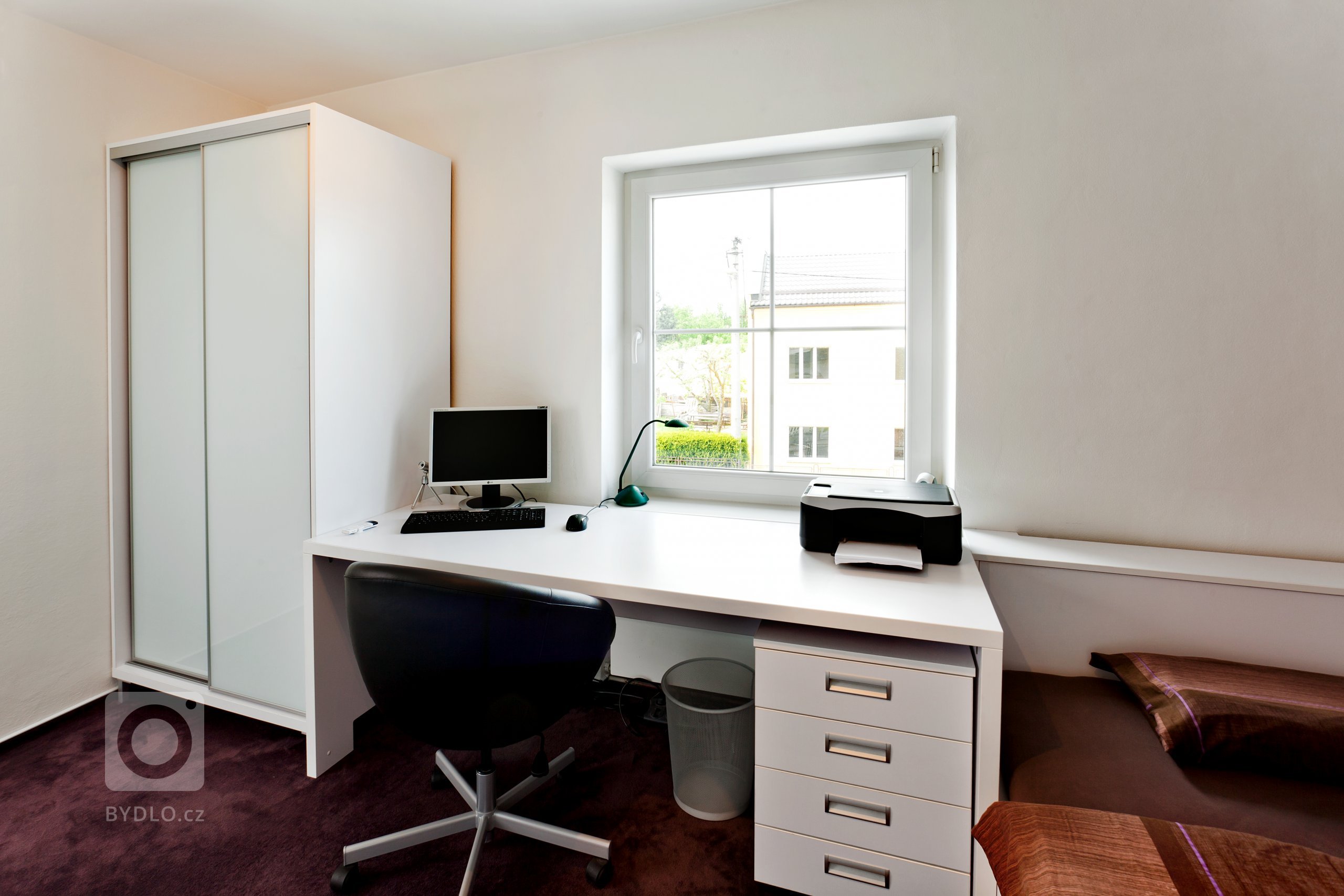 Představujeme vám nadčasový interiér v kompletně bílém provedení, od stropu po podlahu. Prostor kuchyně je obrovský, takže se sem vešel i dlouhý jídelní stůl.…