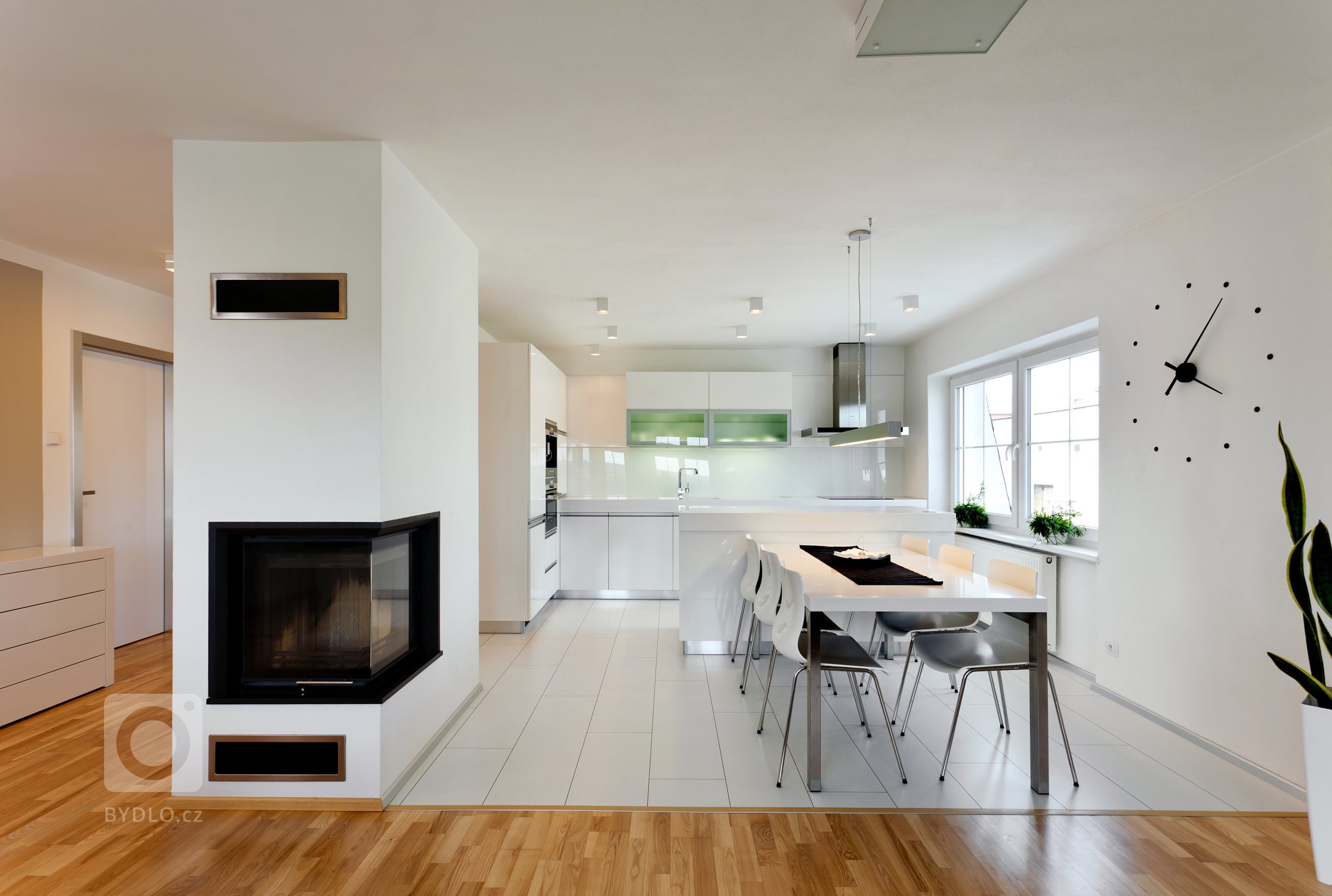 Představujeme vám nadčasový interiér v kompletně bílém provedení, od stropu po podlahu. Prostor kuchyně je obrovský, takže se sem vešel i dlouhý jídelní stůl.…