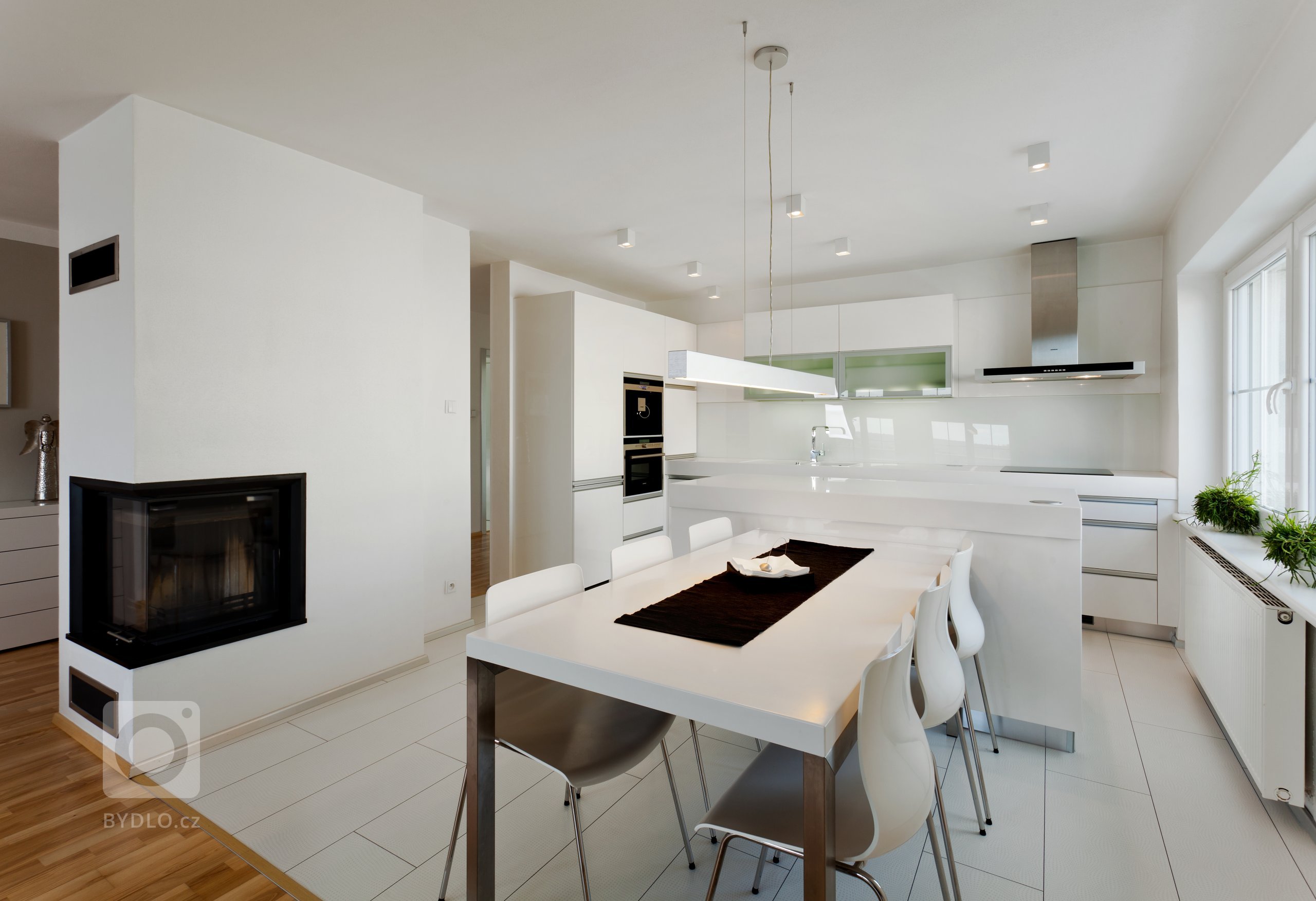 Představujeme vám nadčasový interiér v kompletně bílém provedení, od stropu po podlahu. Prostor kuchyně je obrovský, takže se sem vešel i dlouhý jídelní stůl.…