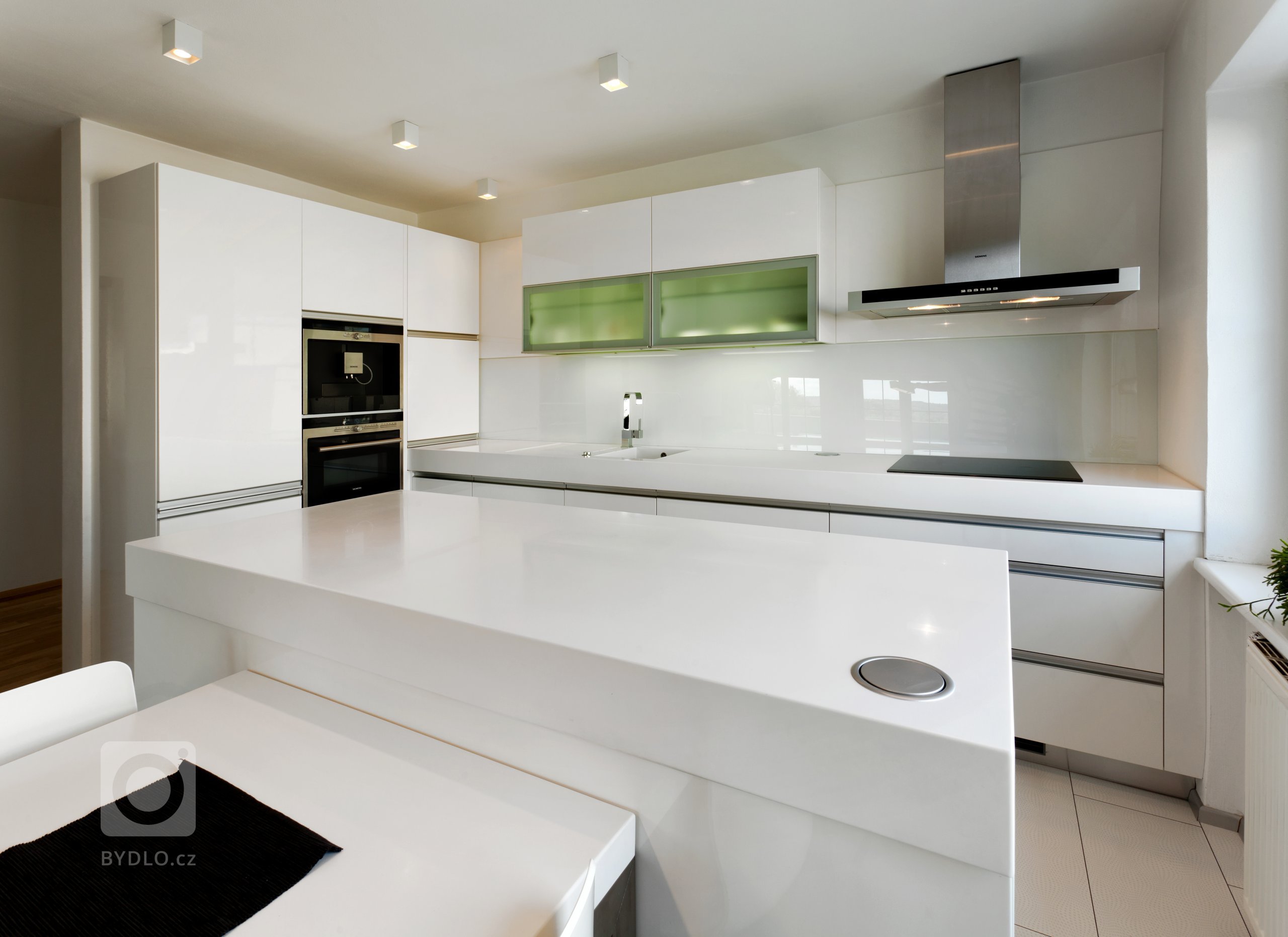 Představujeme vám nadčasový interiér v kompletně bílém provedení, od stropu po podlahu. Prostor kuchyně je obrovský, takže se sem vešel i dlouhý jídelní stůl.…