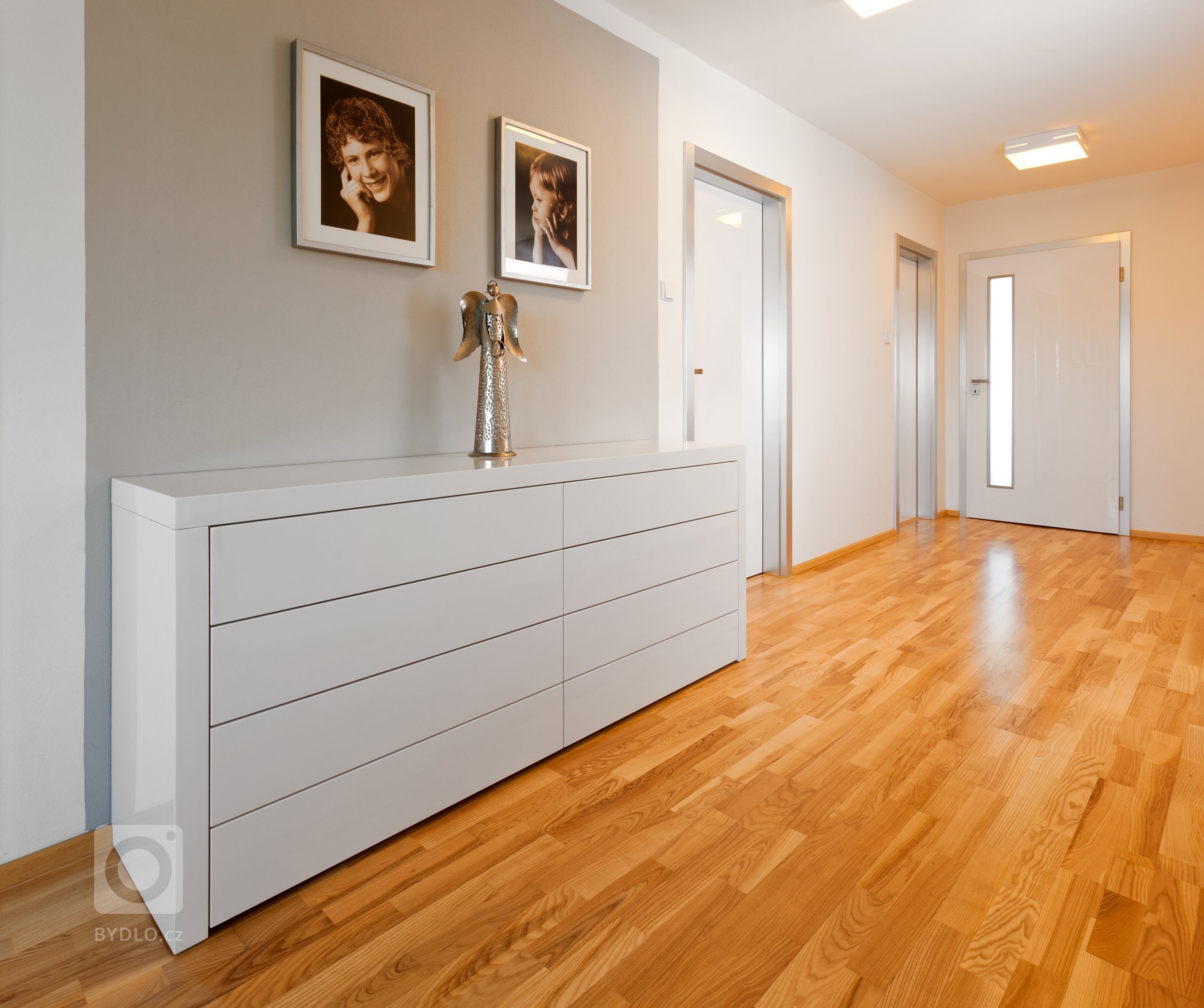 Představujeme vám nadčasový interiér v kompletně bílém provedení, od stropu po podlahu. Prostor kuchyně je obrovský, takže se sem vešel i dlouhý jídelní stůl.…