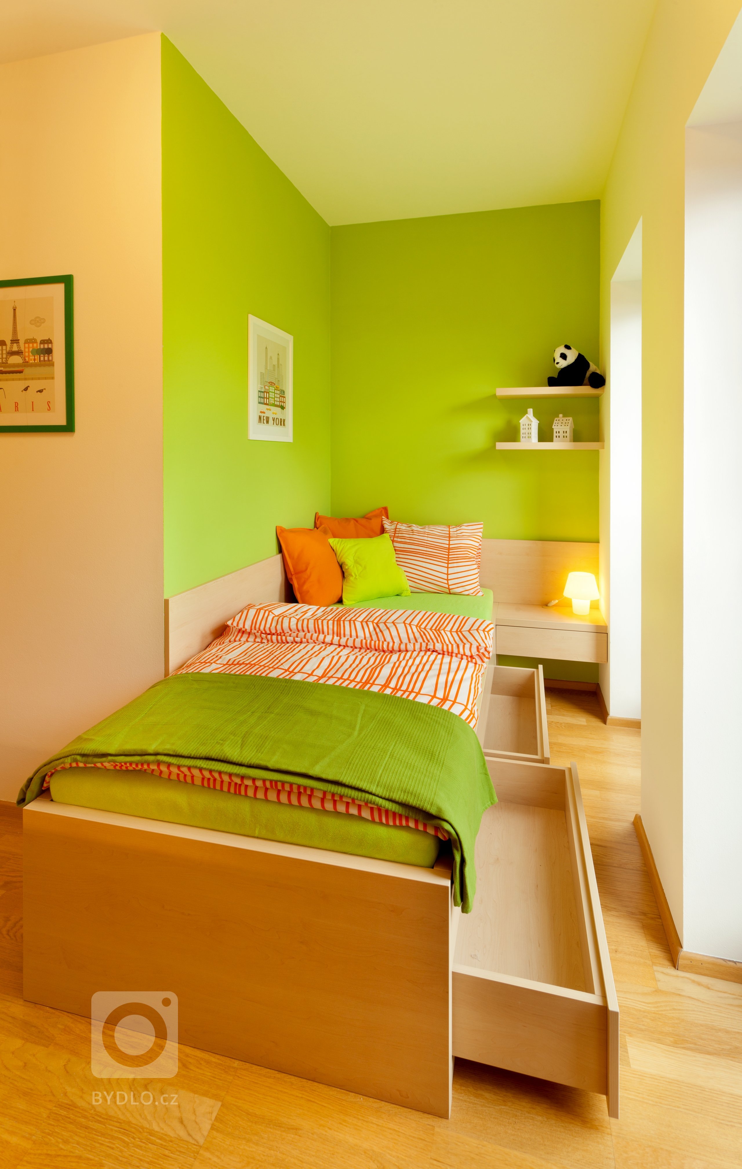 Chytře vybavený kuchyňský kout, který je napůl v zákrytu! Jestliže je ale omezen prostorově, rozhodně to vynahrazuje jeho krásné provedení. Dvířka a…