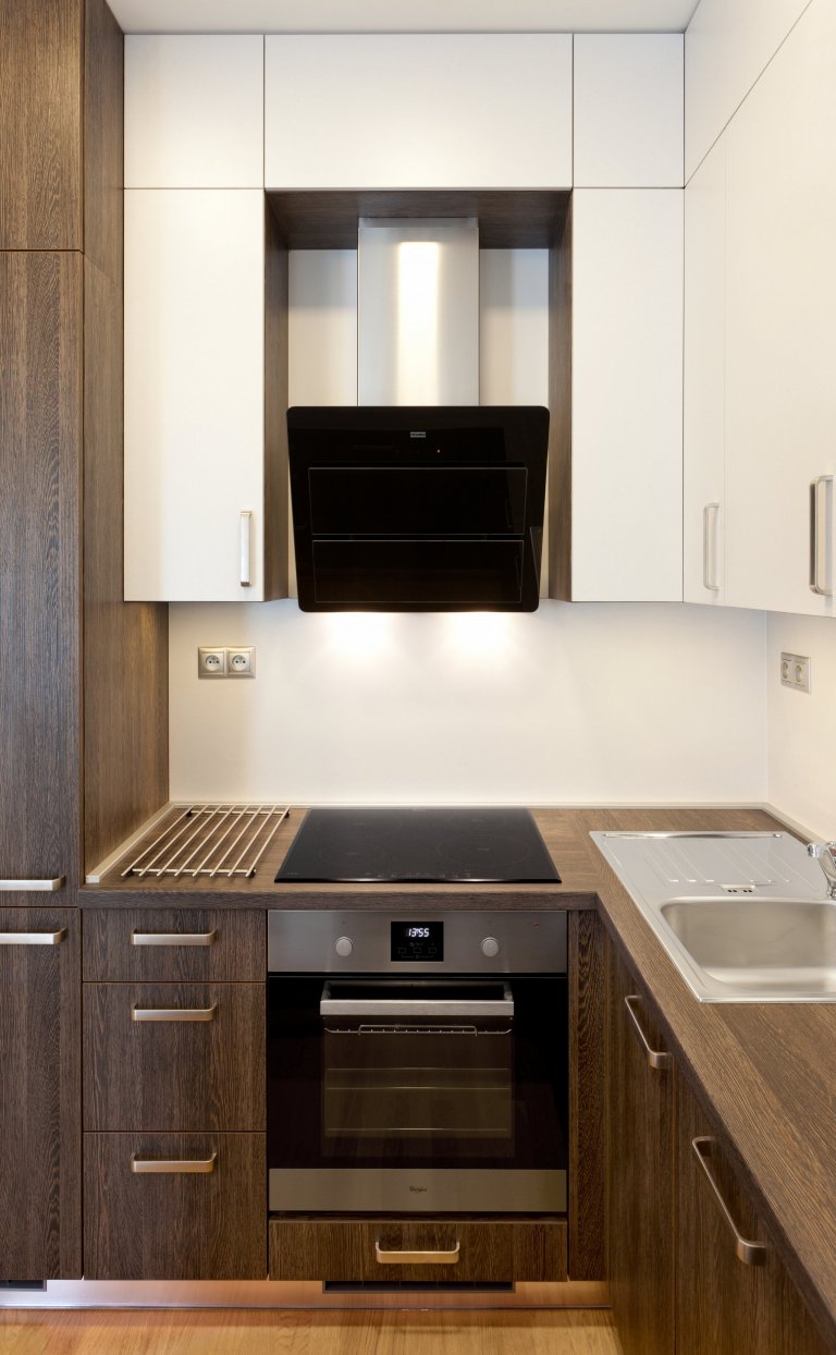 Chytře vybavený kuchyňský kout, který je napůl v zákrytu! Jestliže je ale omezen prostorově, rozhodně to vynahrazuje jeho krásné provedení. Dvířka a…