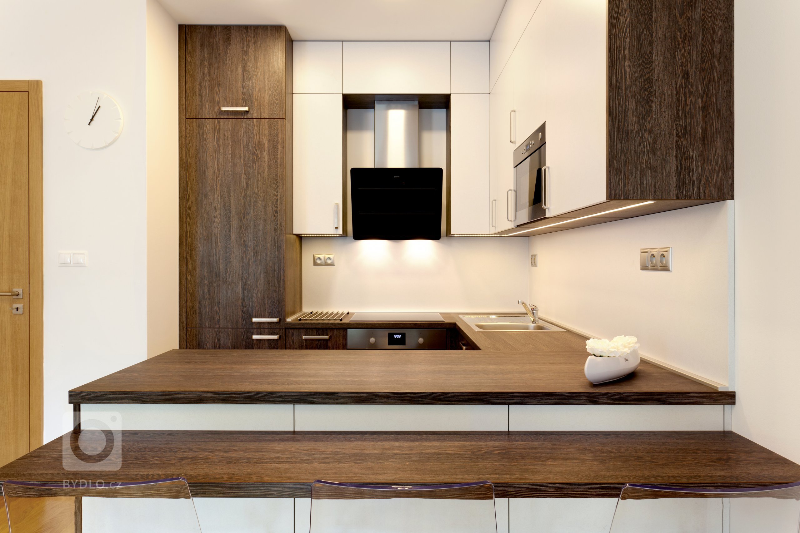 Chytře vybavený kuchyňský kout, který je napůl v zákrytu! Jestliže je ale omezen prostorově, rozhodně to vynahrazuje jeho krásné provedení. Dvířka a…