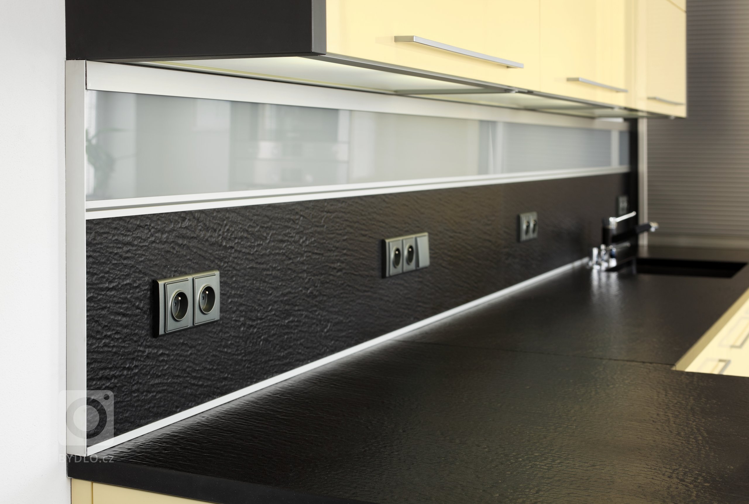 Představujeme vám impozantní moderní kuchyni v neobvyklé barevné kombinaci. Zářivě lesklé skříně ze světle žlutého lamina na první pohled krásně ladí s&nbsp…