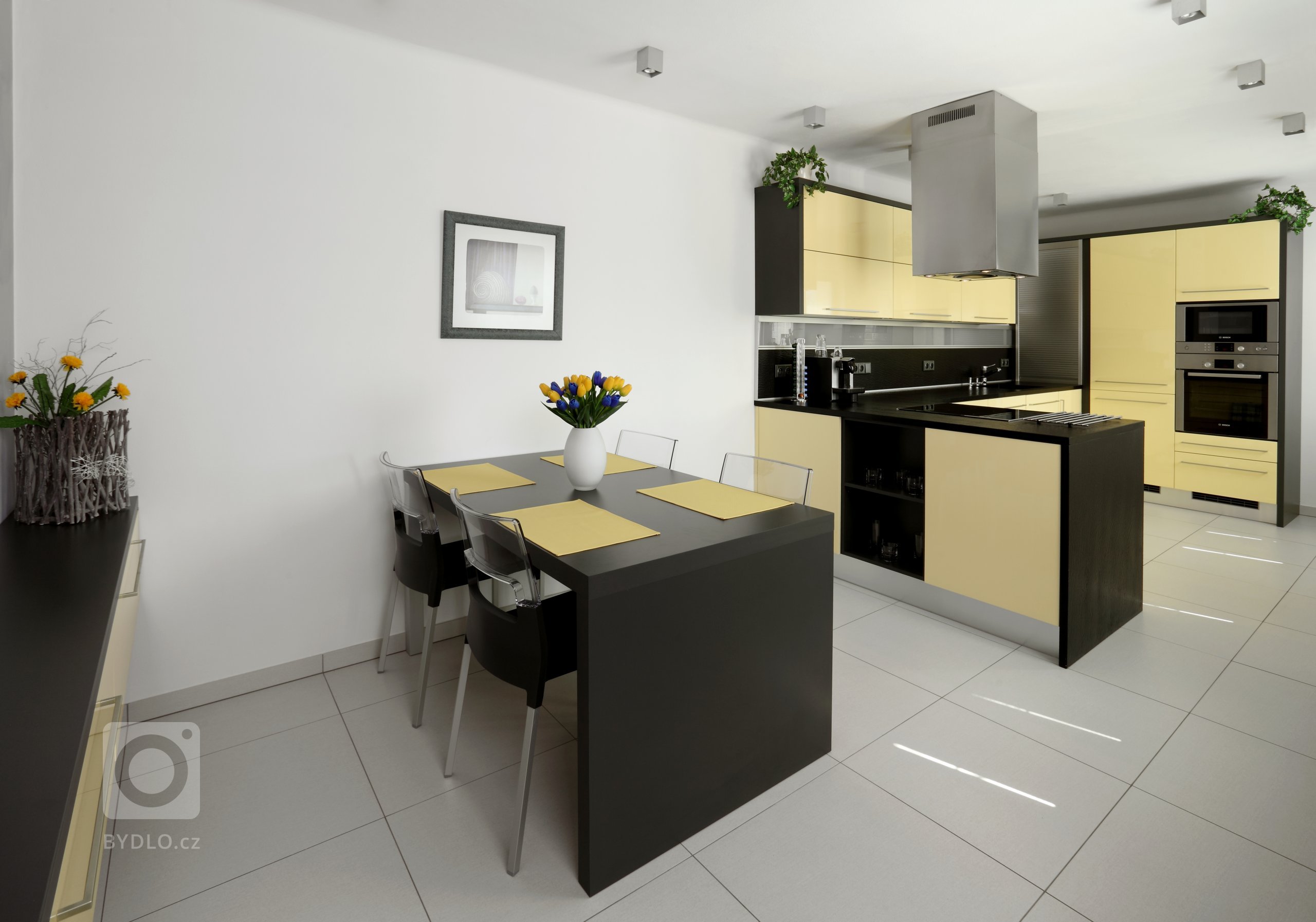 Představujeme vám impozantní moderní kuchyni v neobvyklé barevné kombinaci. Zářivě lesklé skříně ze světle žlutého lamina na první pohled krásně ladí s&nbsp…