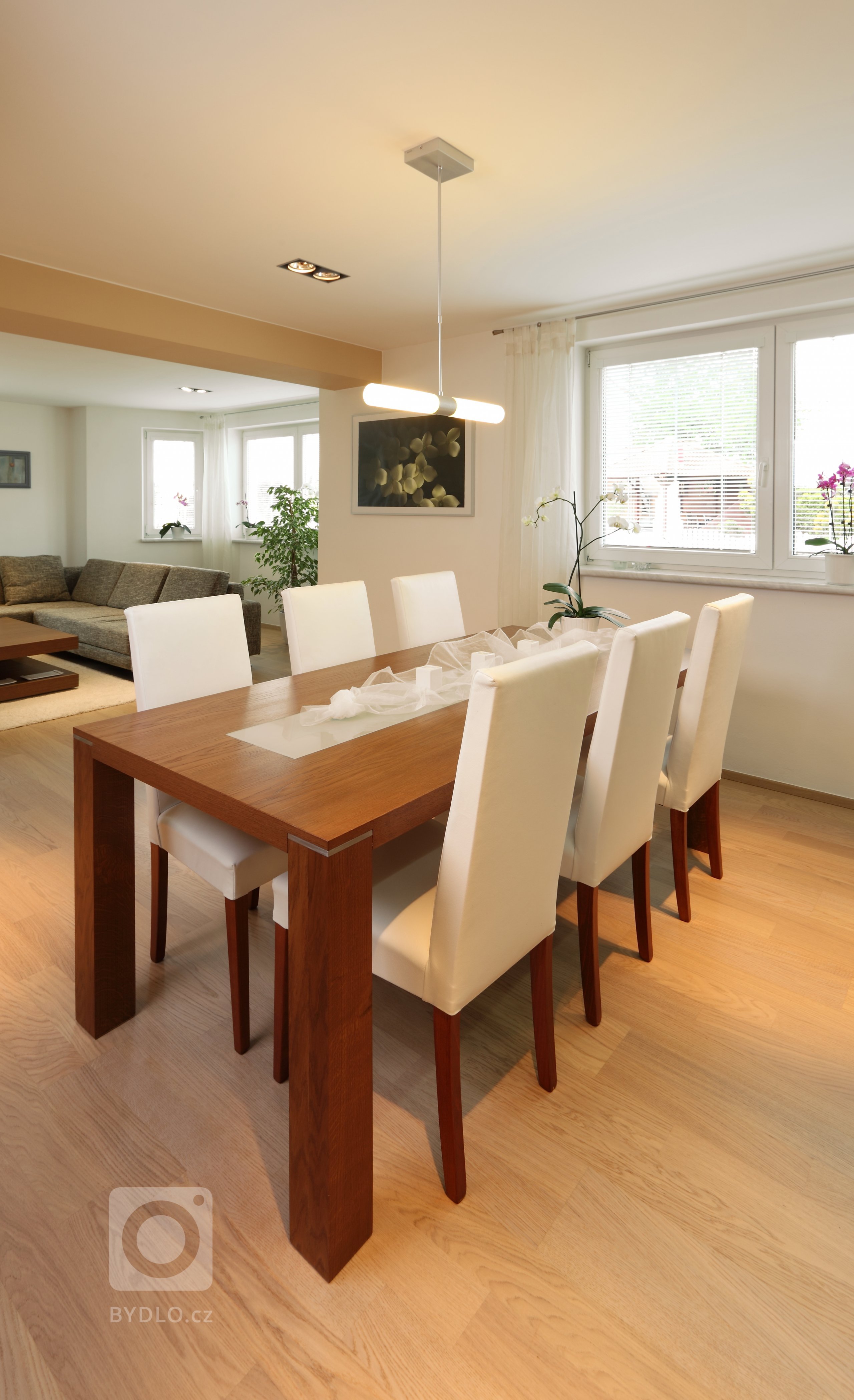 Představujeme vám impozantní moderní kuchyni v neobvyklé barevné kombinaci. Zářivě lesklé skříně ze světle žlutého lamina na první pohled krásně ladí s&nbsp…