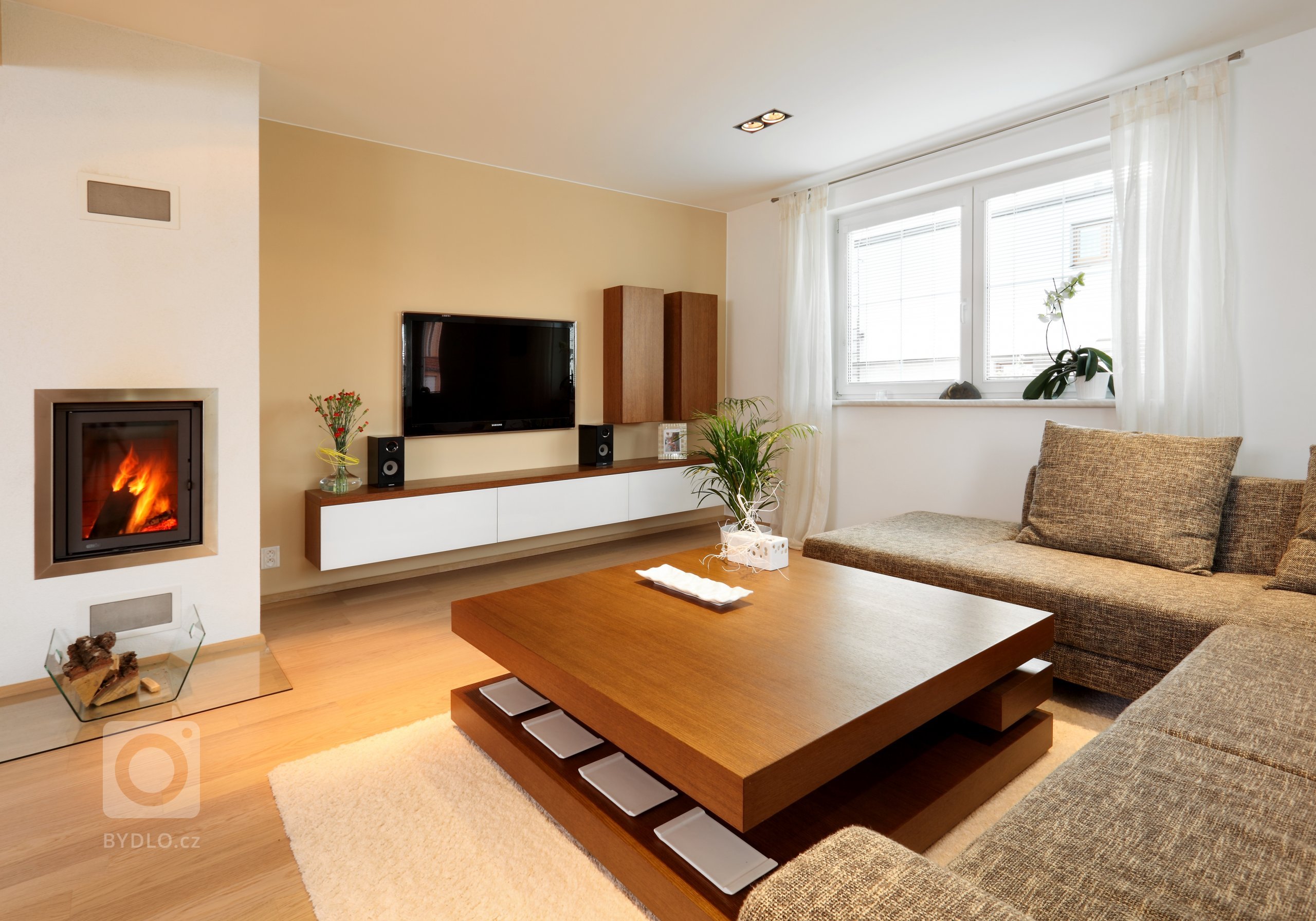 Představujeme vám impozantní moderní kuchyni v neobvyklé barevné kombinaci. Zářivě lesklé skříně ze světle žlutého lamina na první pohled krásně ladí s&nbsp…