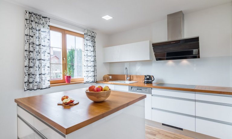 Luxusní minimalistická kuchyň plná čistých linií a volného prostoru! Kombinace zářivě bílých skříněk a krásně zpracovaného smrkového dřeva láká na první pohled…