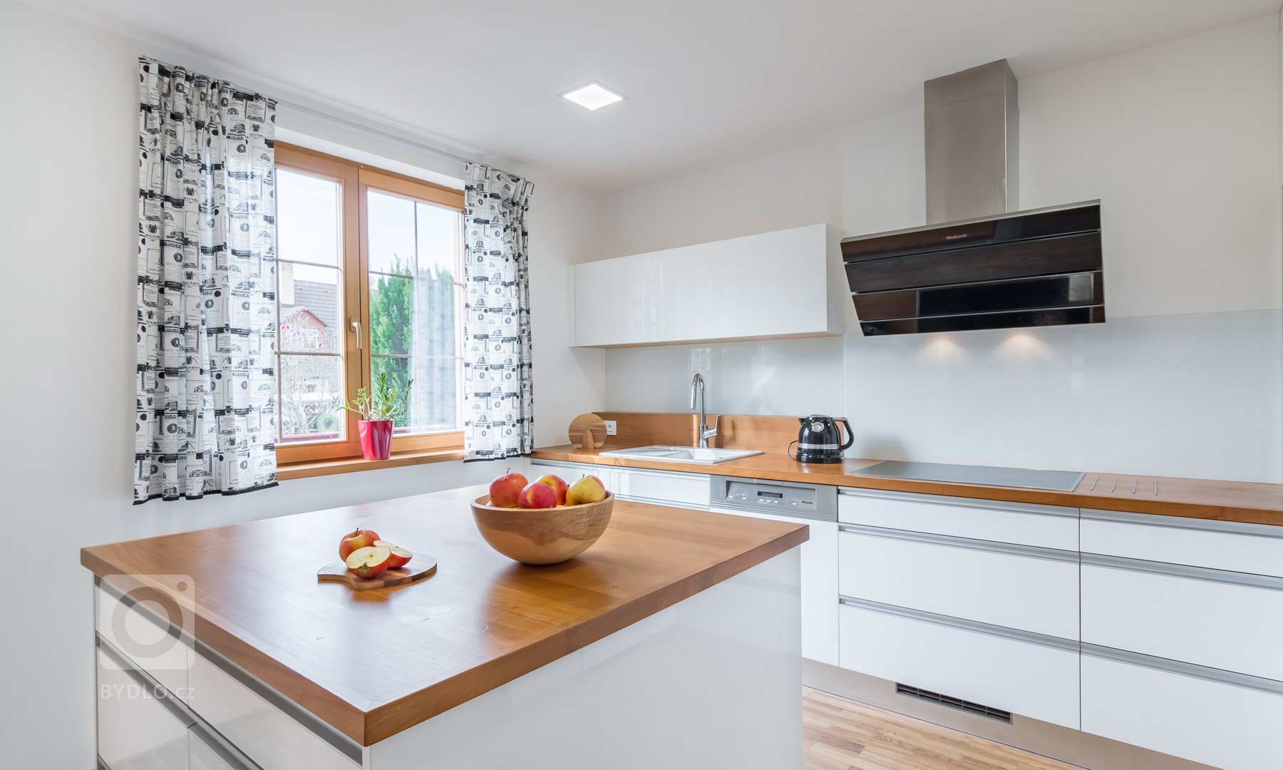 Luxusní minimalistická kuchyň plná čistých linií a volného prostoru! Kombinace zářivě bílých skříněk a krásně zpracovaného smrkového dřeva láká na první pohled…