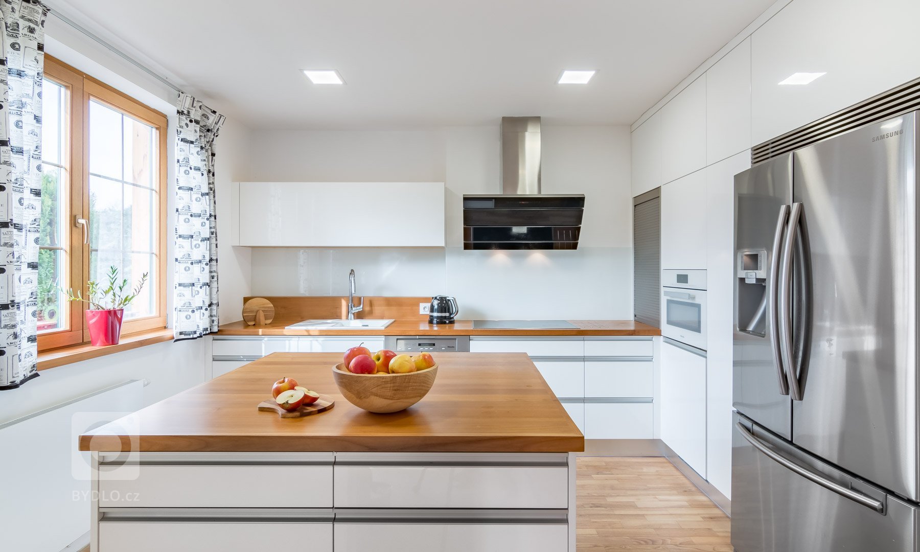 Luxusní minimalistická kuchyň plná čistých linií a volného prostoru! Kombinace zářivě bílých skříněk a krásně zpracovaného smrkového dřeva láká na první pohled…