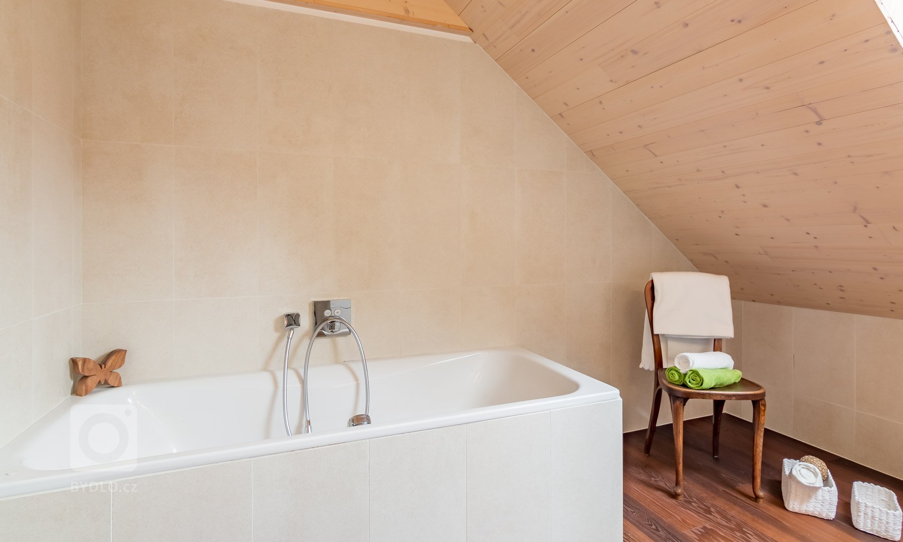 Luxusní minimalistická kuchyň plná čistých linií a volného prostoru! Kombinace zářivě bílých skříněk a krásně zpracovaného smrkového dřeva láká na první pohled…