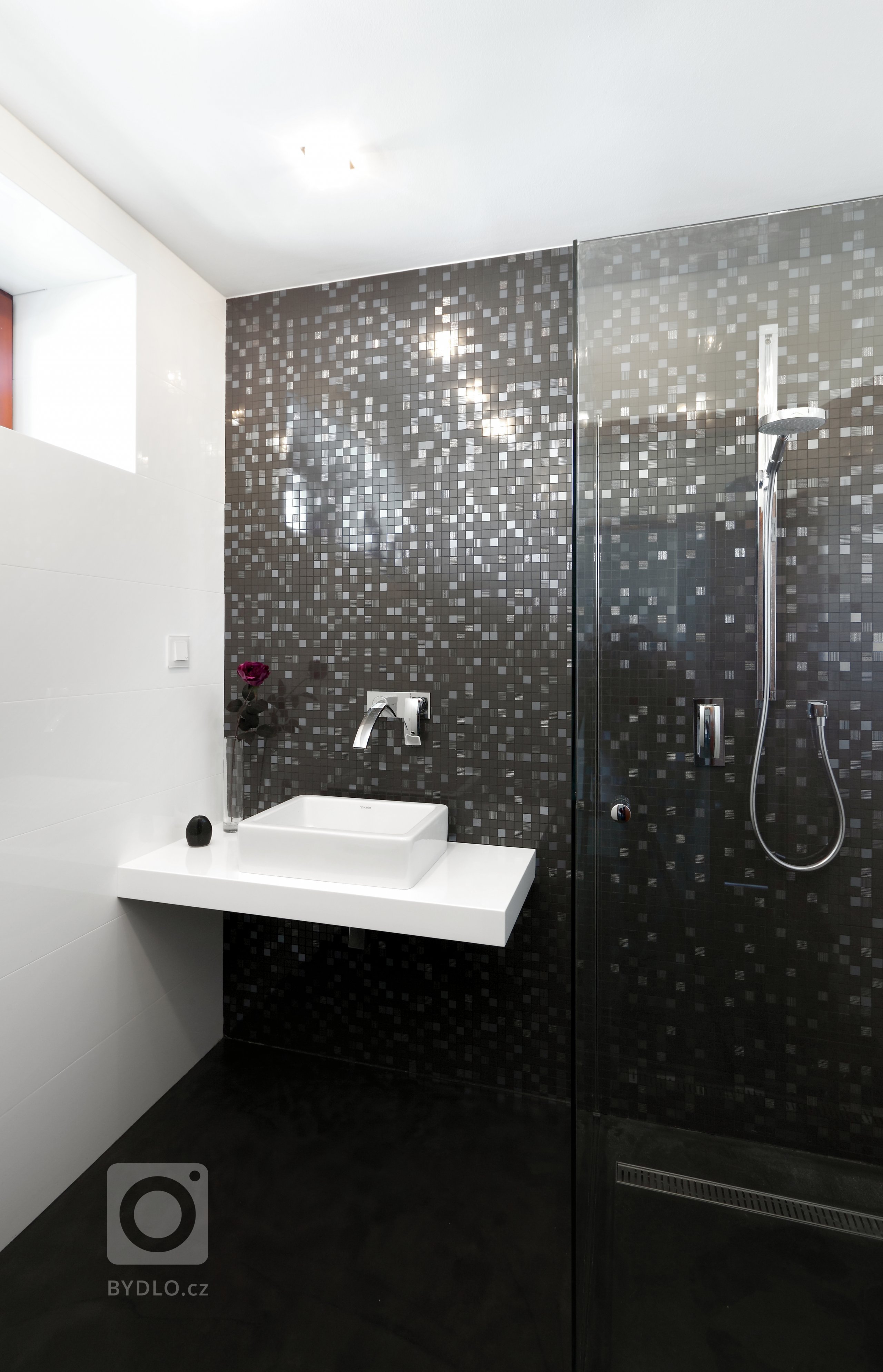 Představujeme vám kuchyni pečlivě navrženou tak, aby krásně zapadla do interiéru a maximálně využila prostor, který byl k dispozici. Veškeré povrchy jsou…