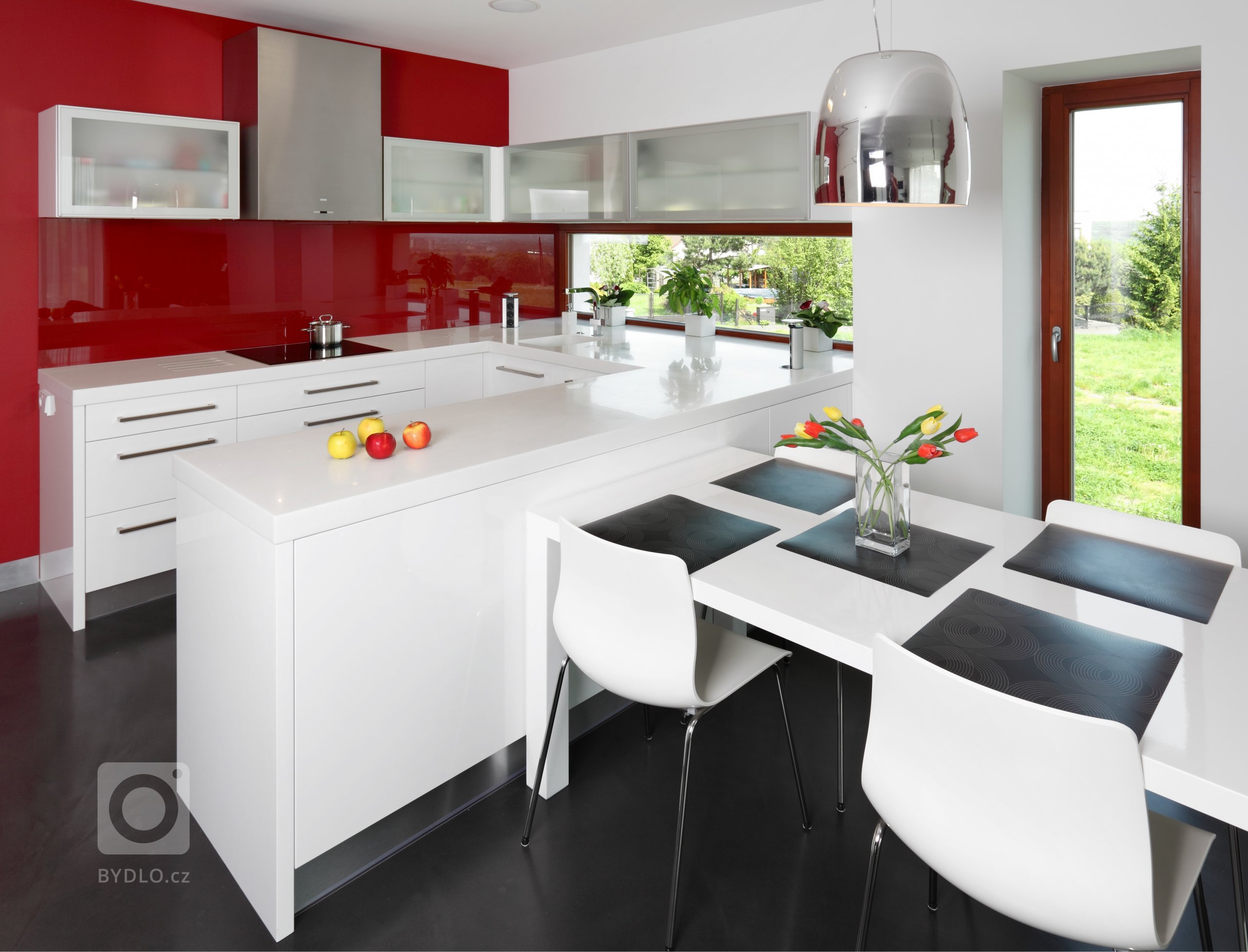 Představujeme vám kuchyni pečlivě navrženou tak, aby krásně zapadla do interiéru a maximálně využila prostor, který byl k dispozici. Veškeré povrchy jsou…