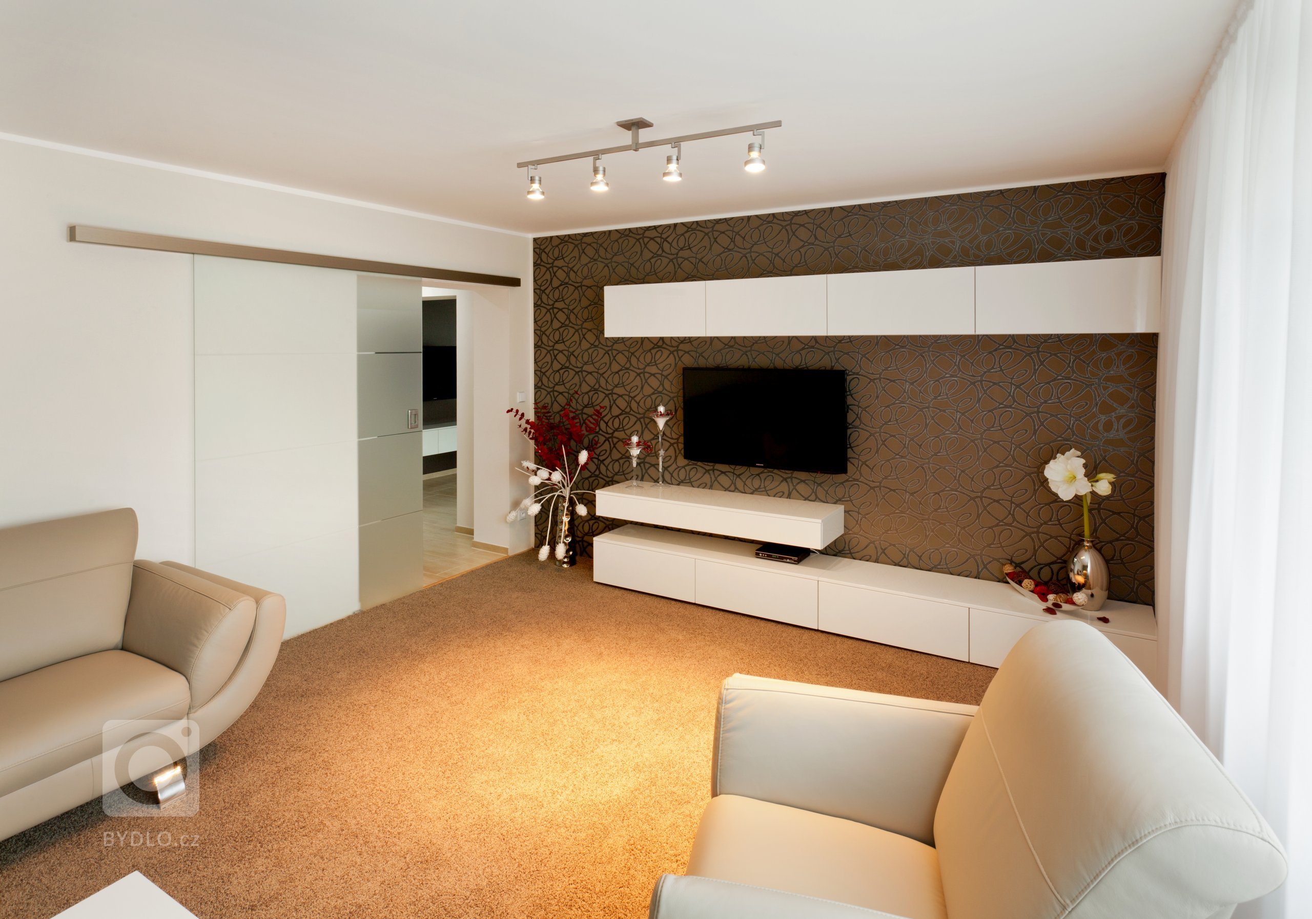 Elegantní kuchyň krásně zasazená do interiéru! Dominuje jí masivní deska z umělého kamene Staron, která barevně ladí s čelní stěnou jídelního prostoru i…