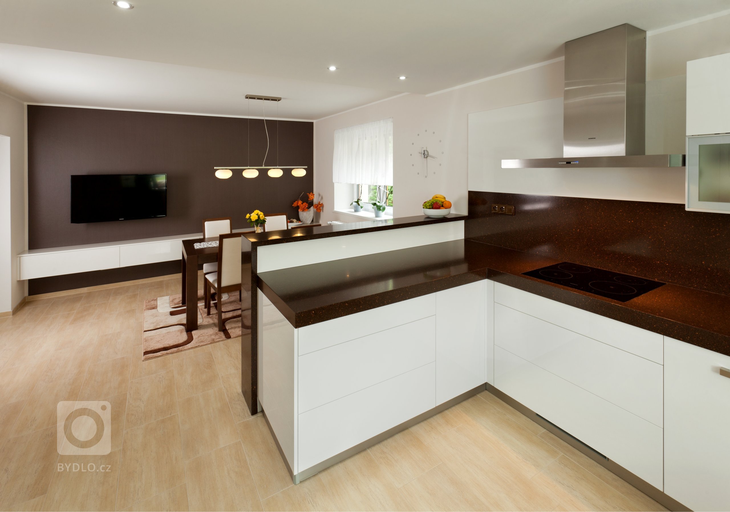 Elegantní kuchyň krásně zasazená do interiéru! Dominuje jí masivní deska z umělého kamene Staron, která barevně ladí s čelní stěnou jídelního prostoru i…