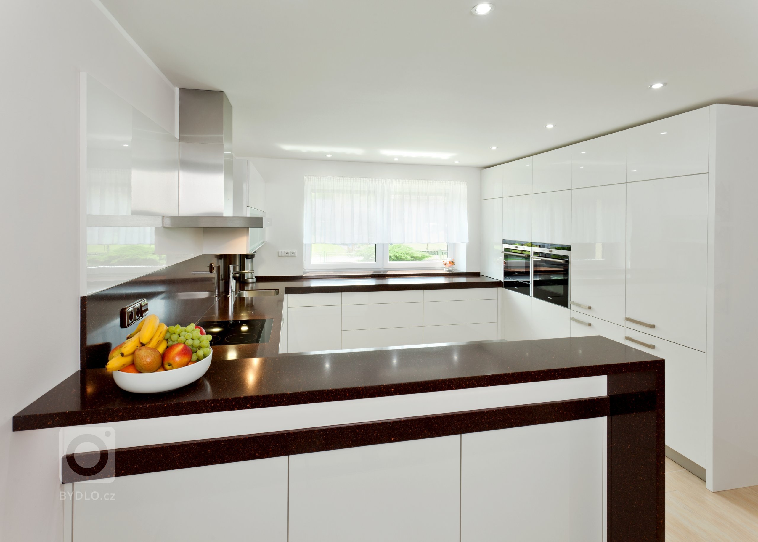 Elegantní kuchyň krásně zasazená do interiéru! Dominuje jí masivní deska z umělého kamene Staron, která barevně ladí s čelní stěnou jídelního prostoru i…