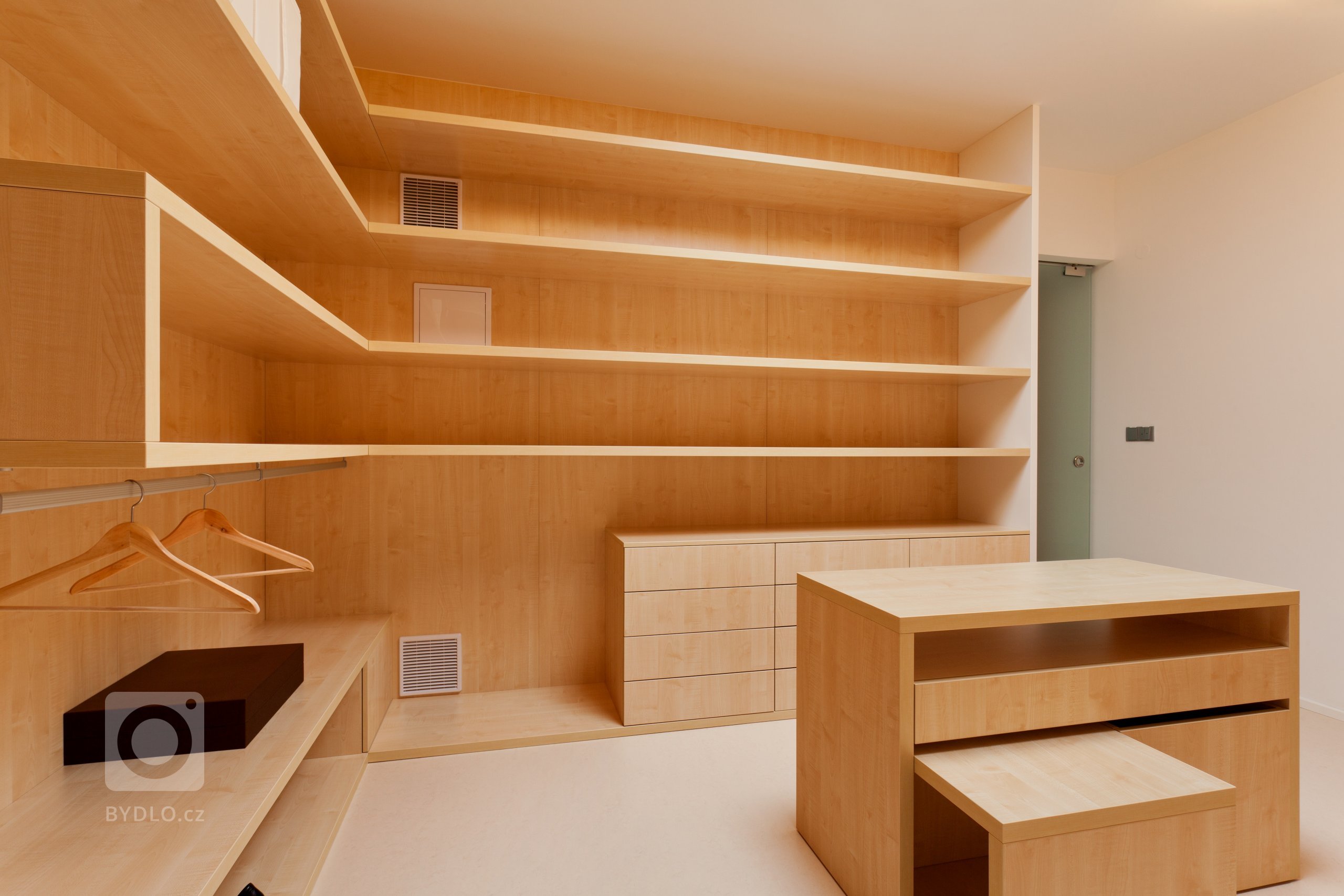 Naprostá dokonalost co se estetiky týče! Pokud máte rádi jednolité, ničím neručené linie, jste na správném místě. Uklidňující tóny světlého kanadského javoru…